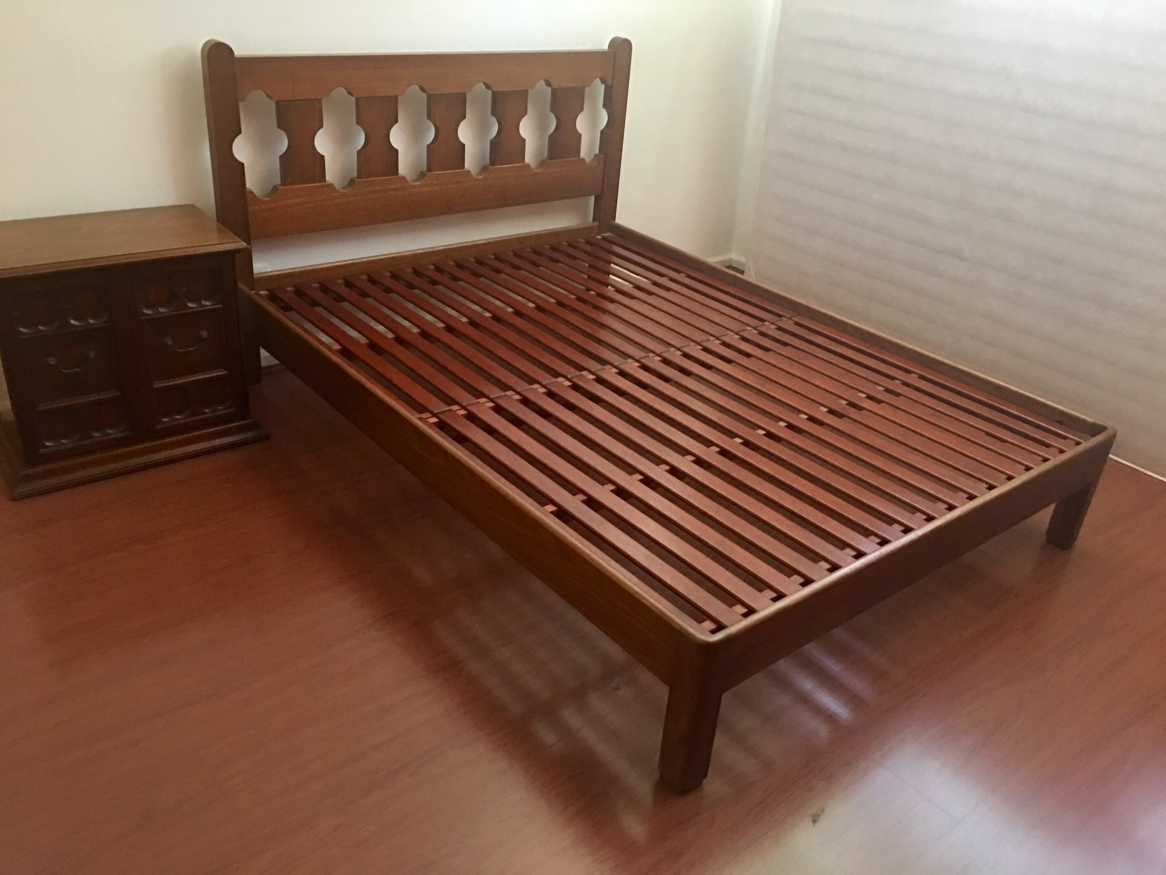 Conjunto com cama de casal e mini cômoda com duas portinhas. Retirada... - foto 1 de 5