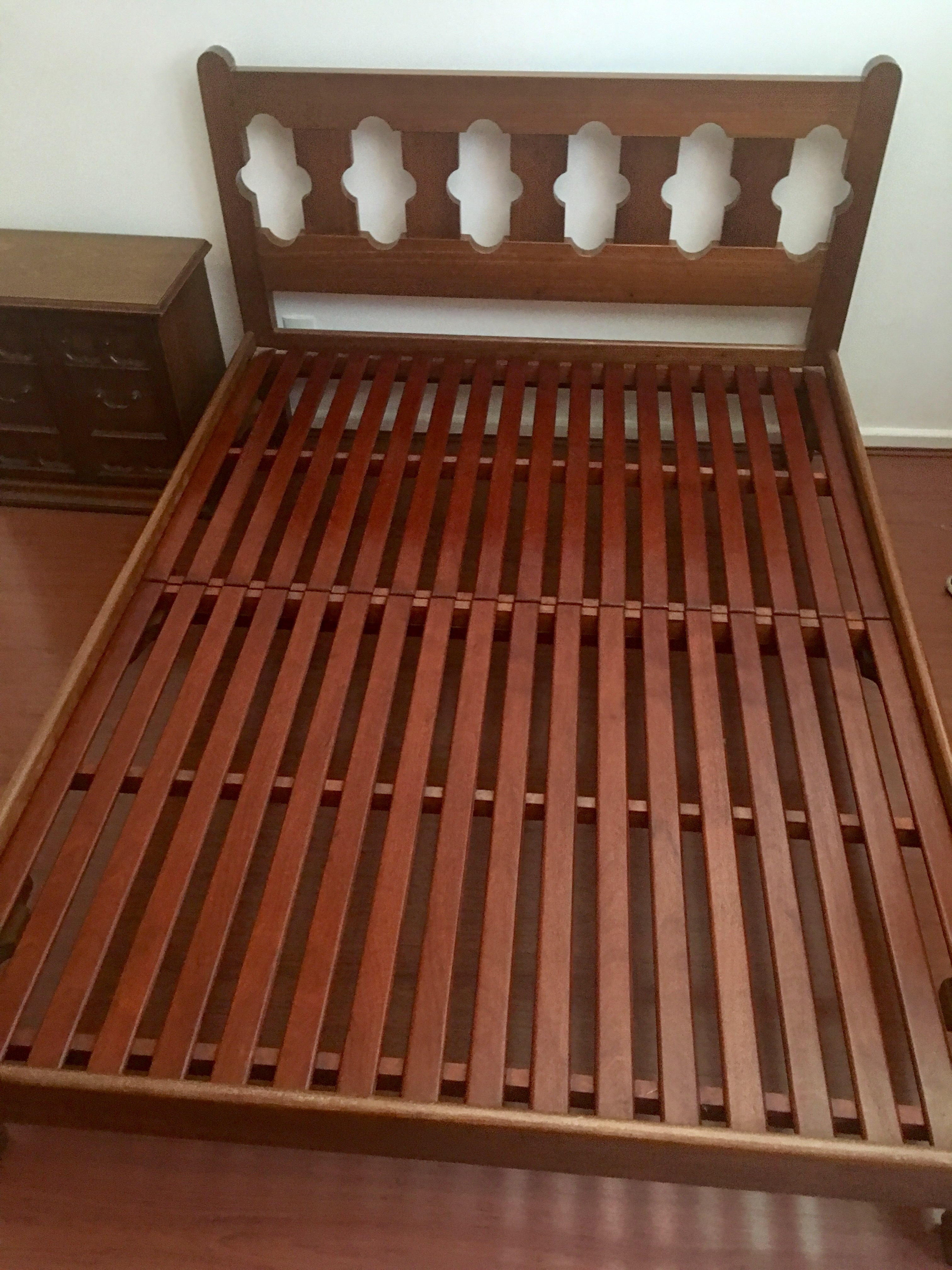 Conjunto com cama de casal e mini cômoda com duas portinhas. Retirada... - foto 2 de 5
