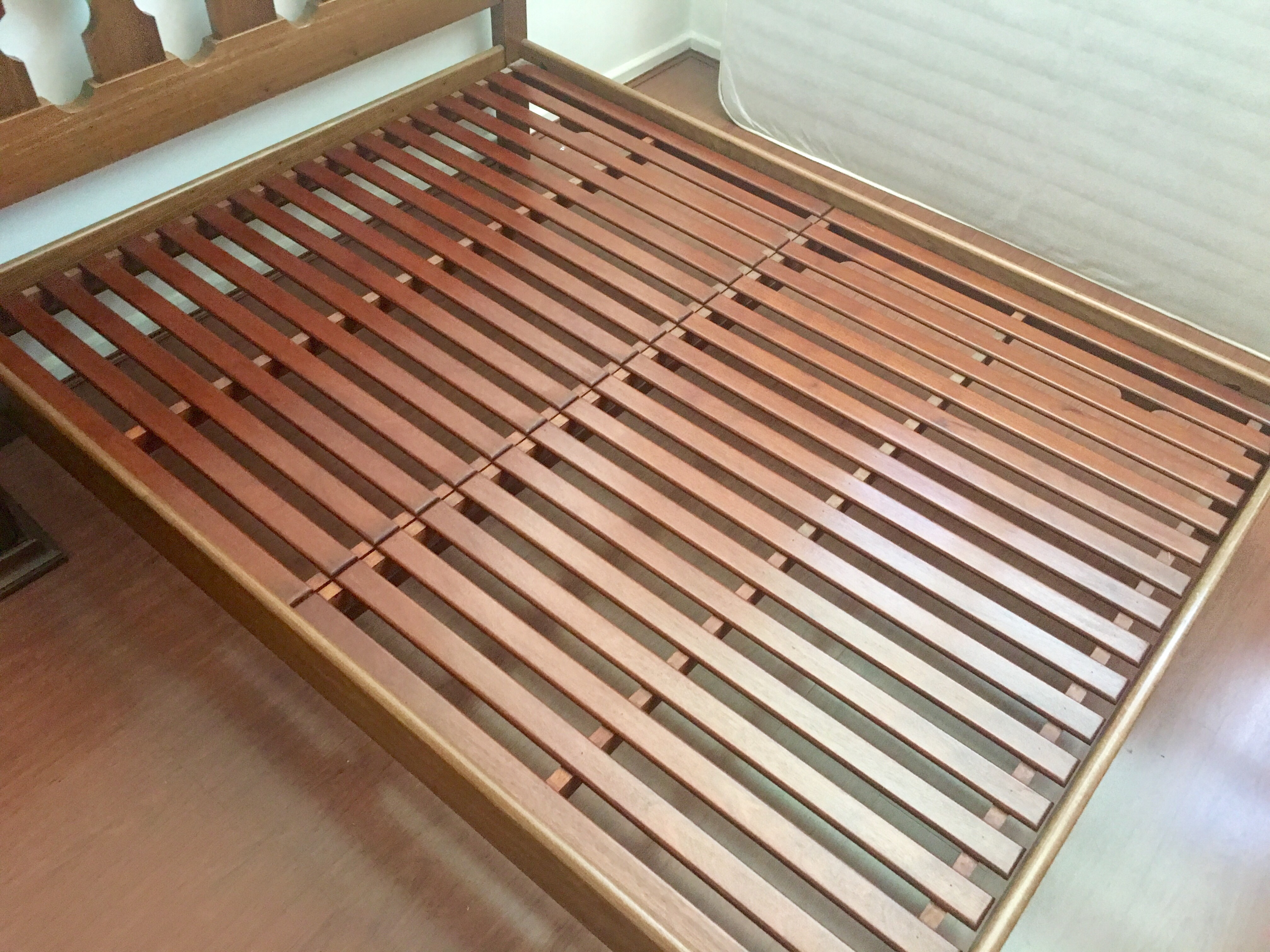 Conjunto com cama de casal e mini cômoda com duas portinhas. Retirada... - foto 5 de 5