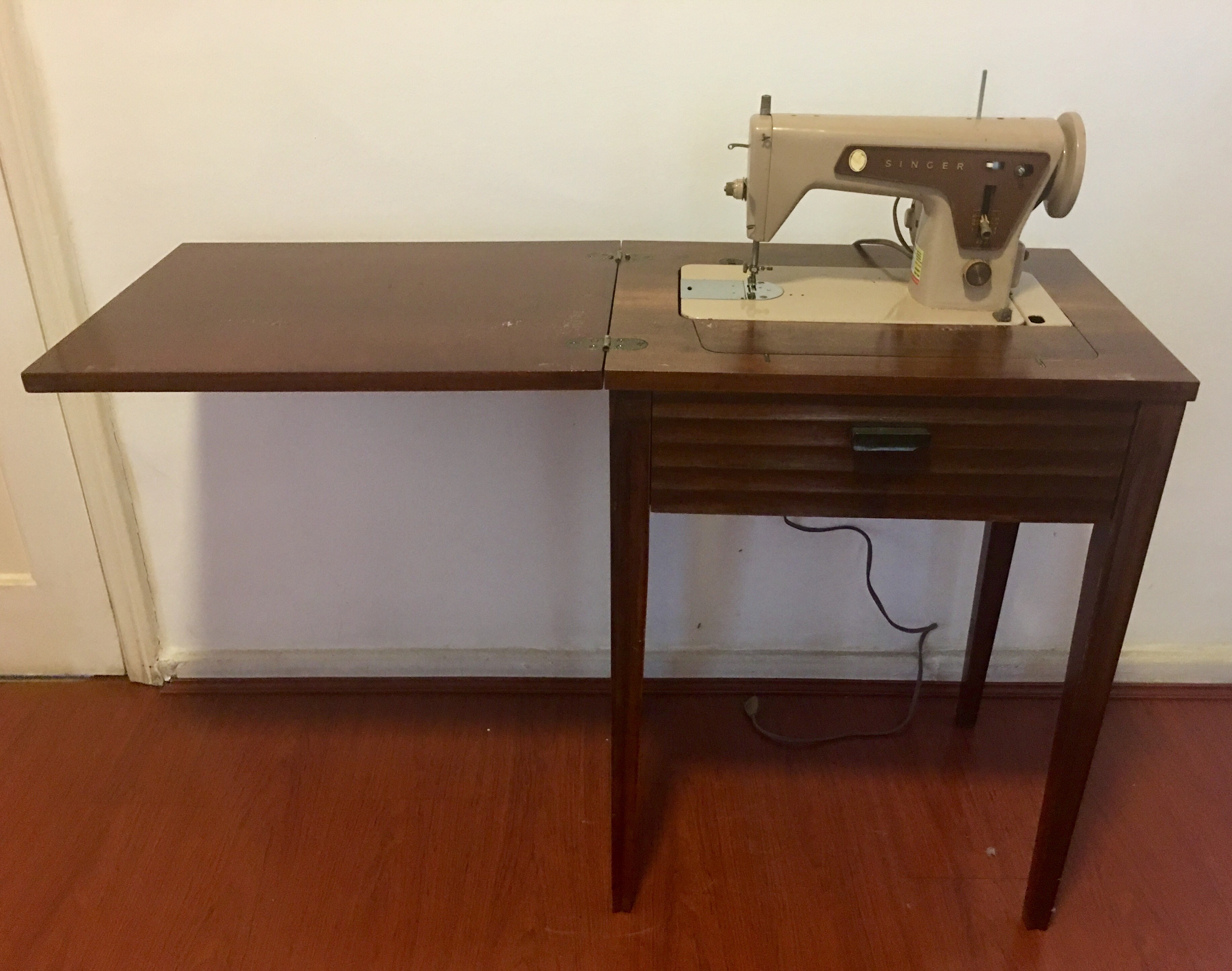 Mesa de madeira com máquina de costura SINGER acoplada, funcionando... - foto 2 de 6