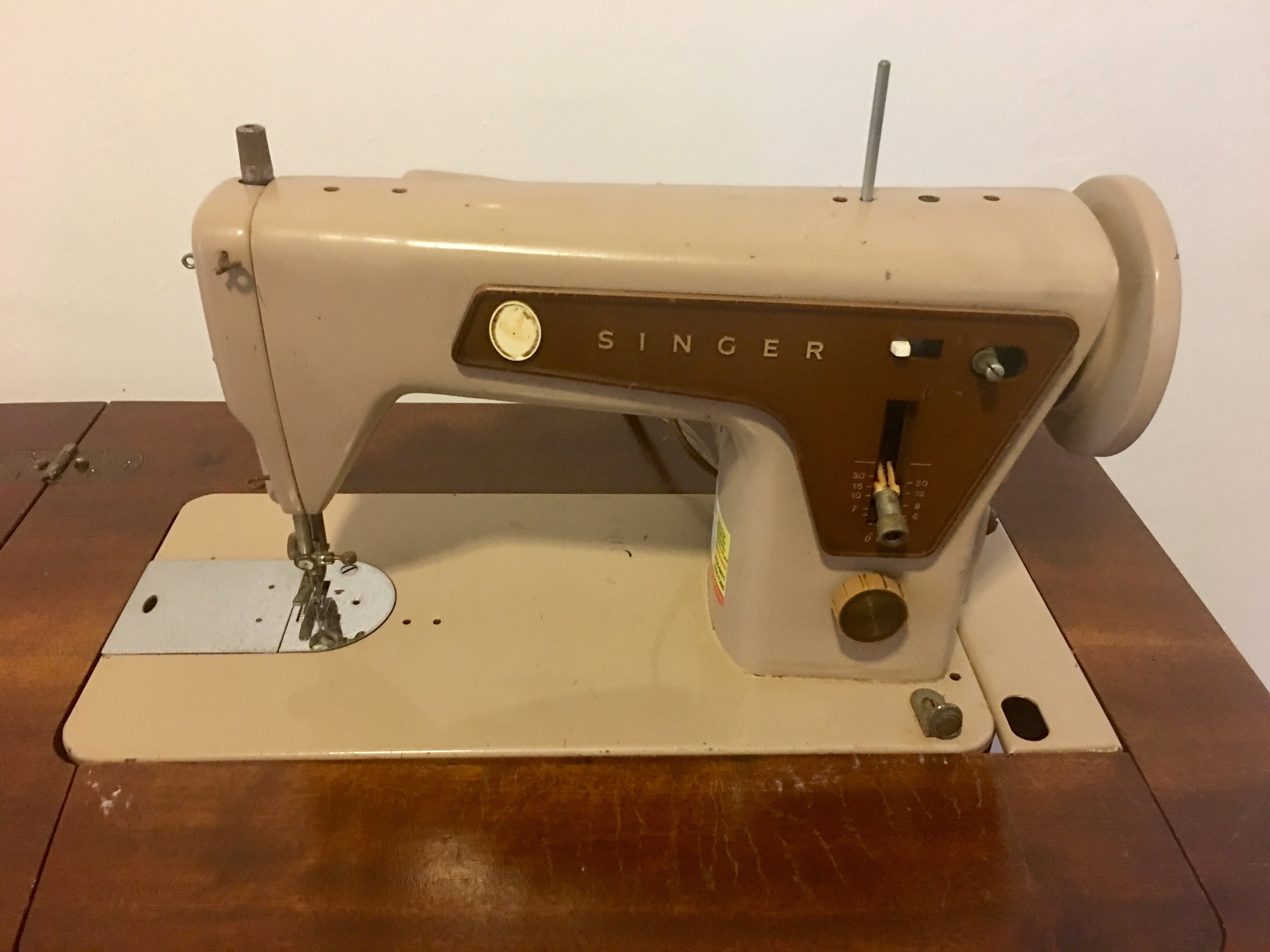 Mesa de madeira com máquina de costura SINGER acoplada, funcionando... - foto 3 de 6