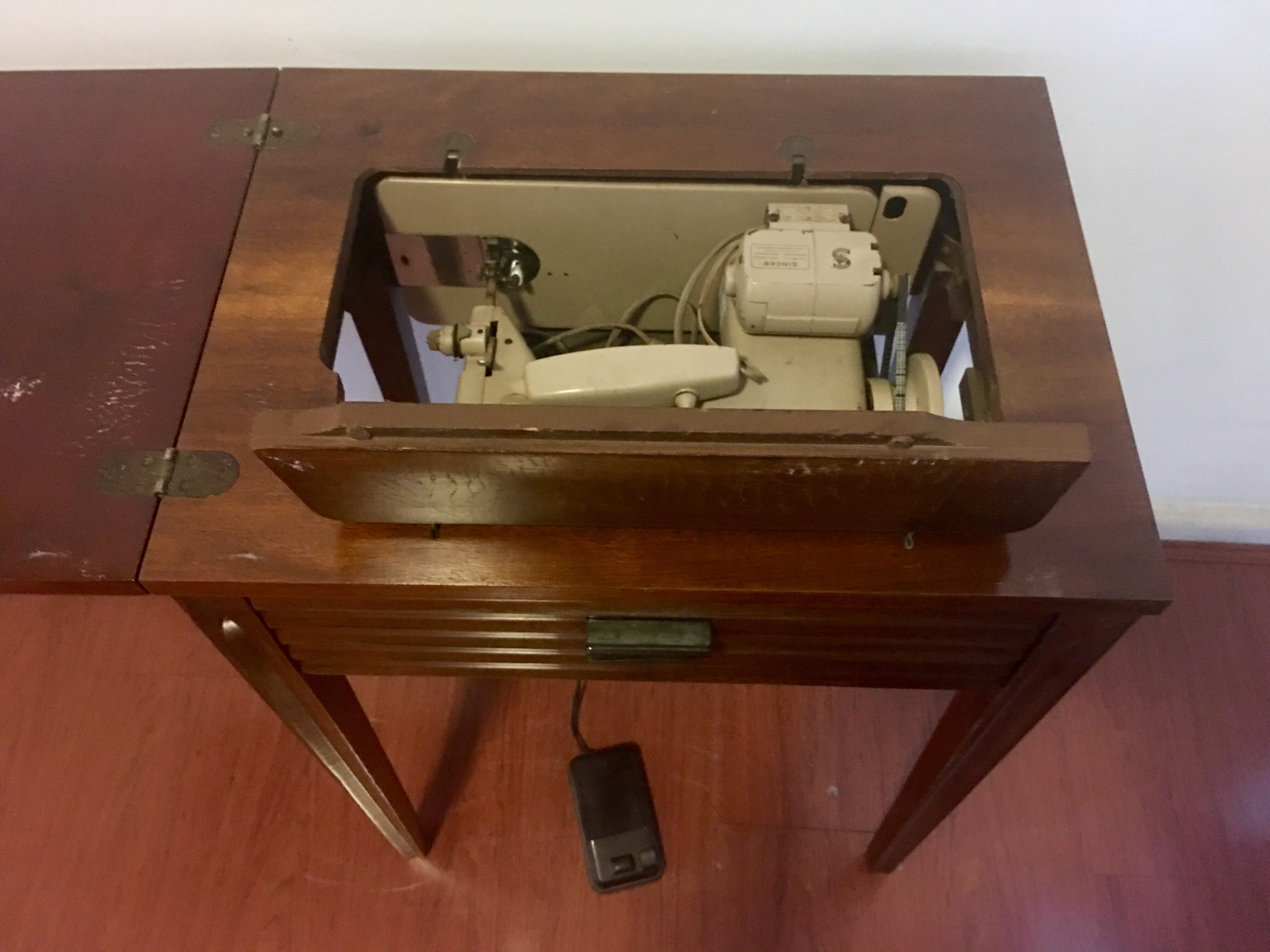 Mesa de madeira com máquina de costura SINGER acoplada, funcionando... - foto 4 de 6