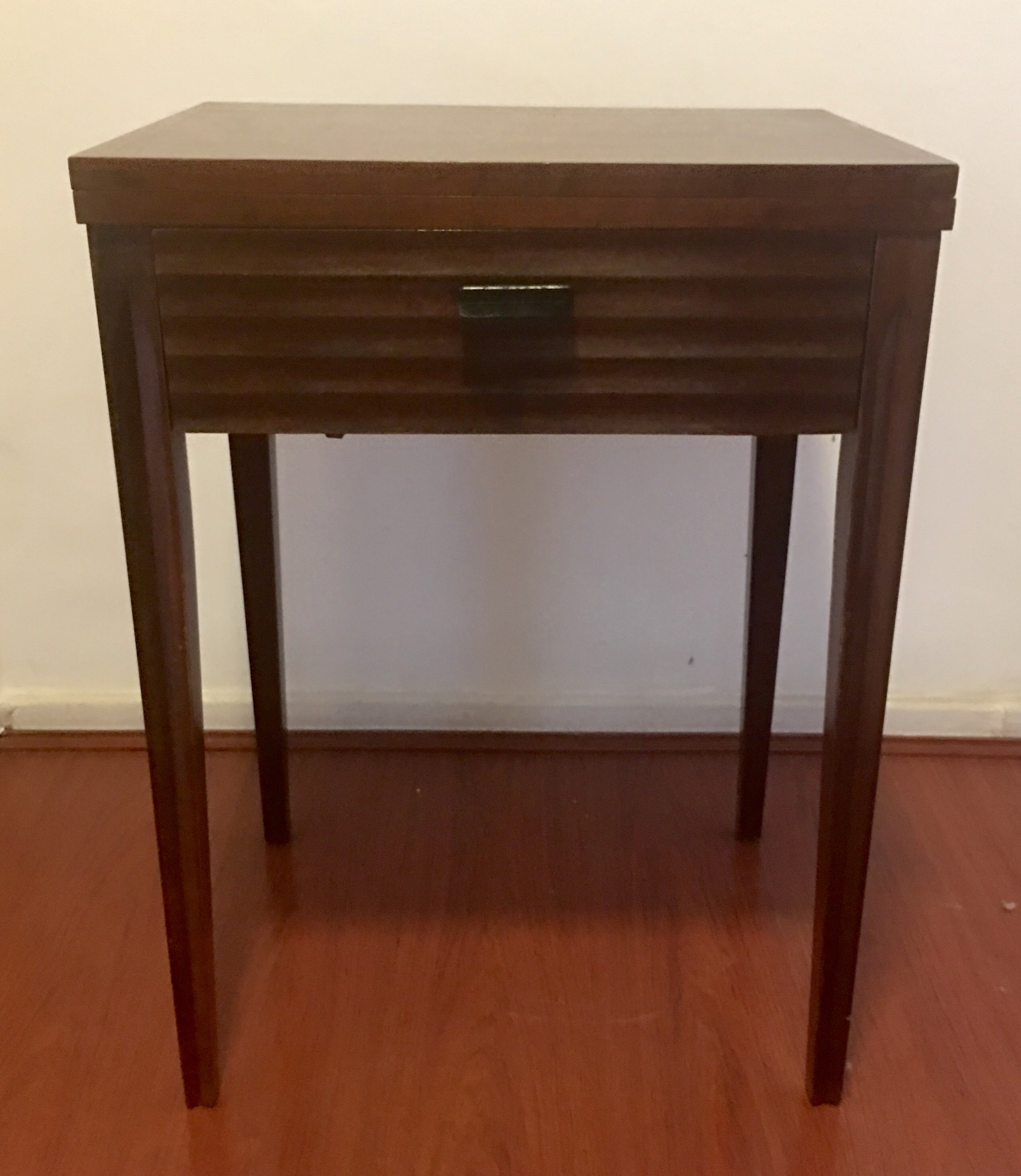 Mesa de madeira com máquina de costura SINGER acoplada, funcionando... - foto 1 de 6