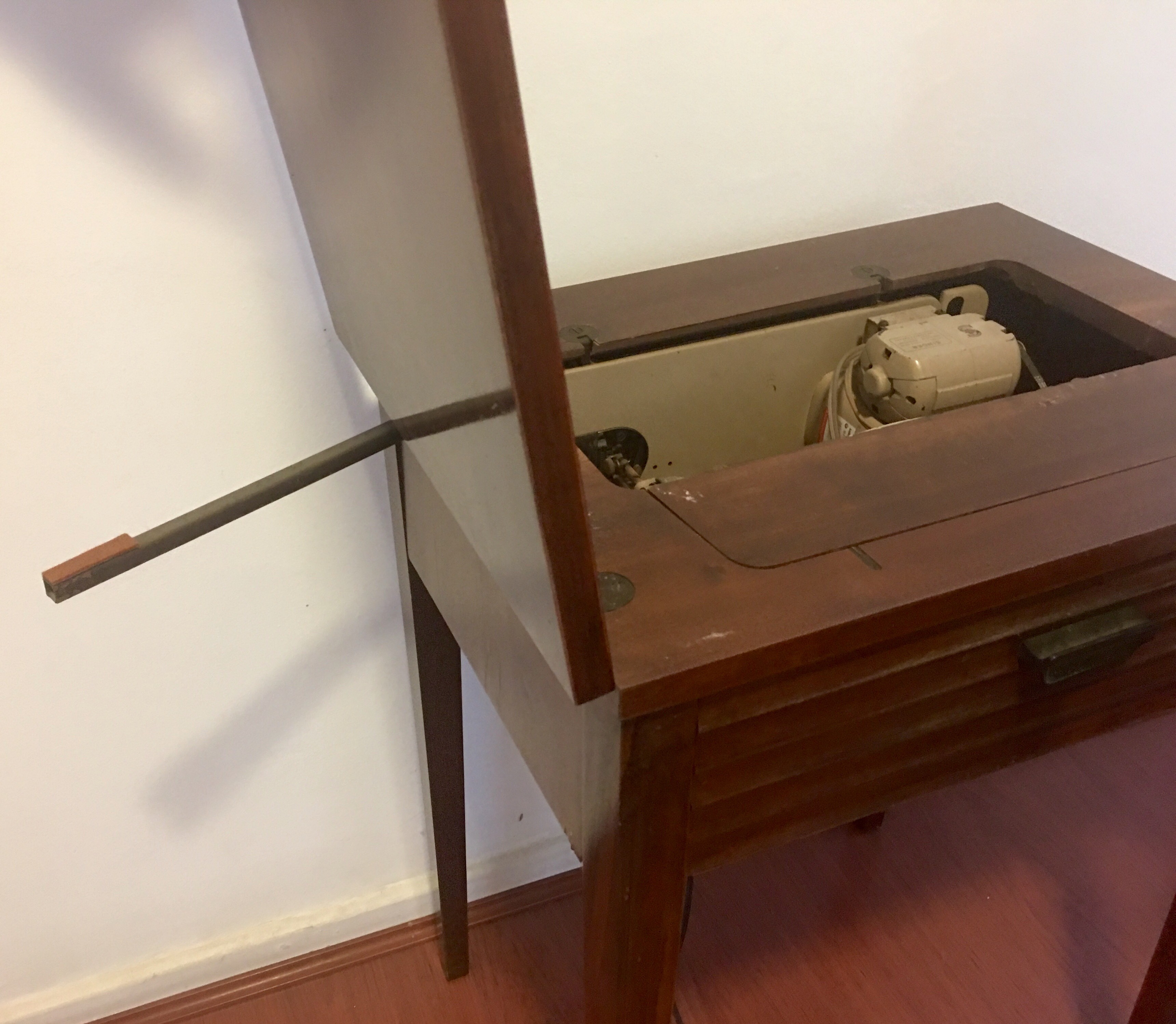 Mesa de madeira com máquina de costura SINGER acoplada, funcionando... - foto 5 de 6