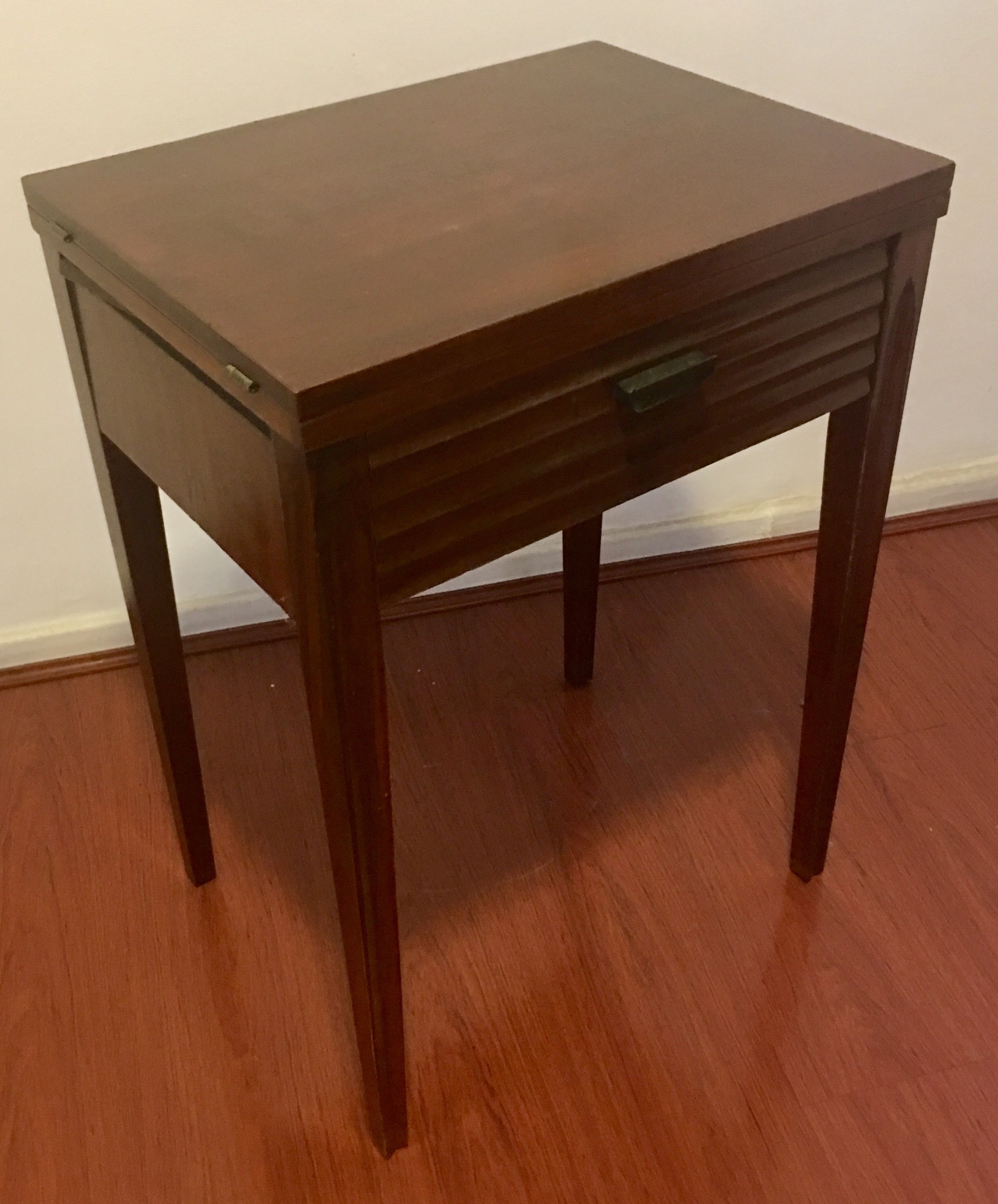 Mesa de madeira com máquina de costura SINGER acoplada, funcionando... - foto 6 de 6