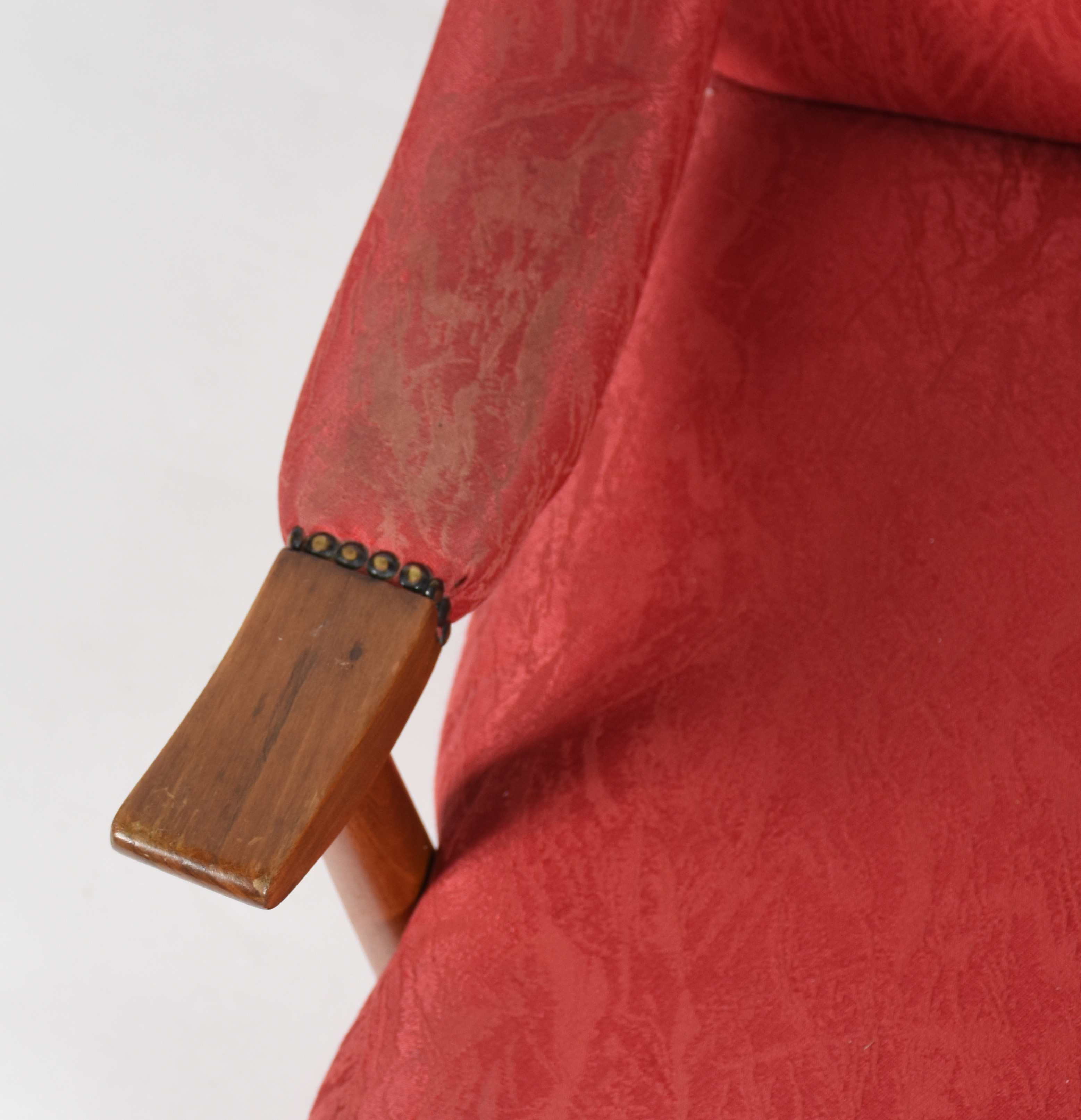 Poltrona com estrutura de madeira clara, estofada e forrada com... - foto 4 de 6