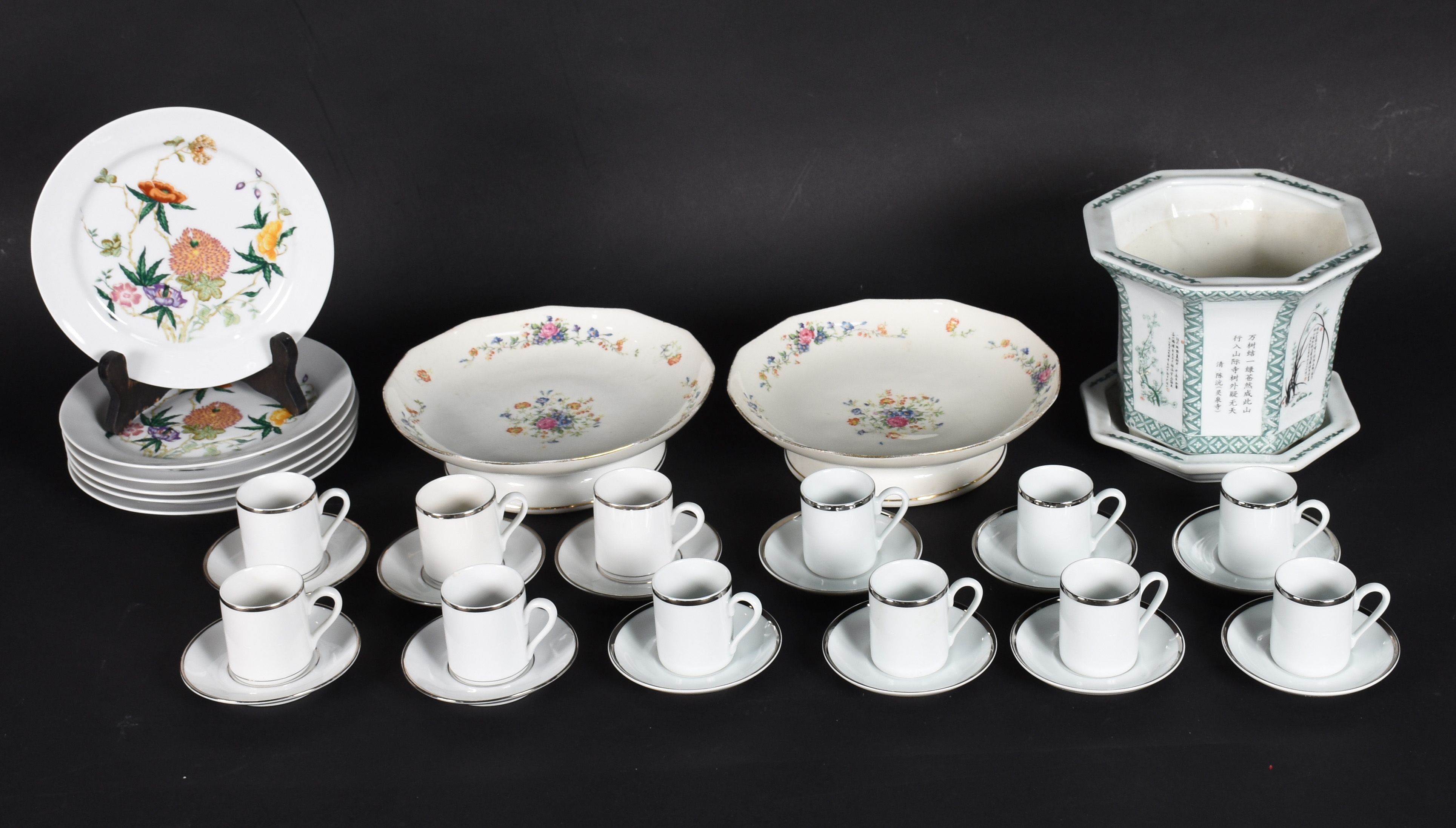 Diversas peças de porcelana sendo, 12 xícaras de cafe com pires... - foto 1 de 10