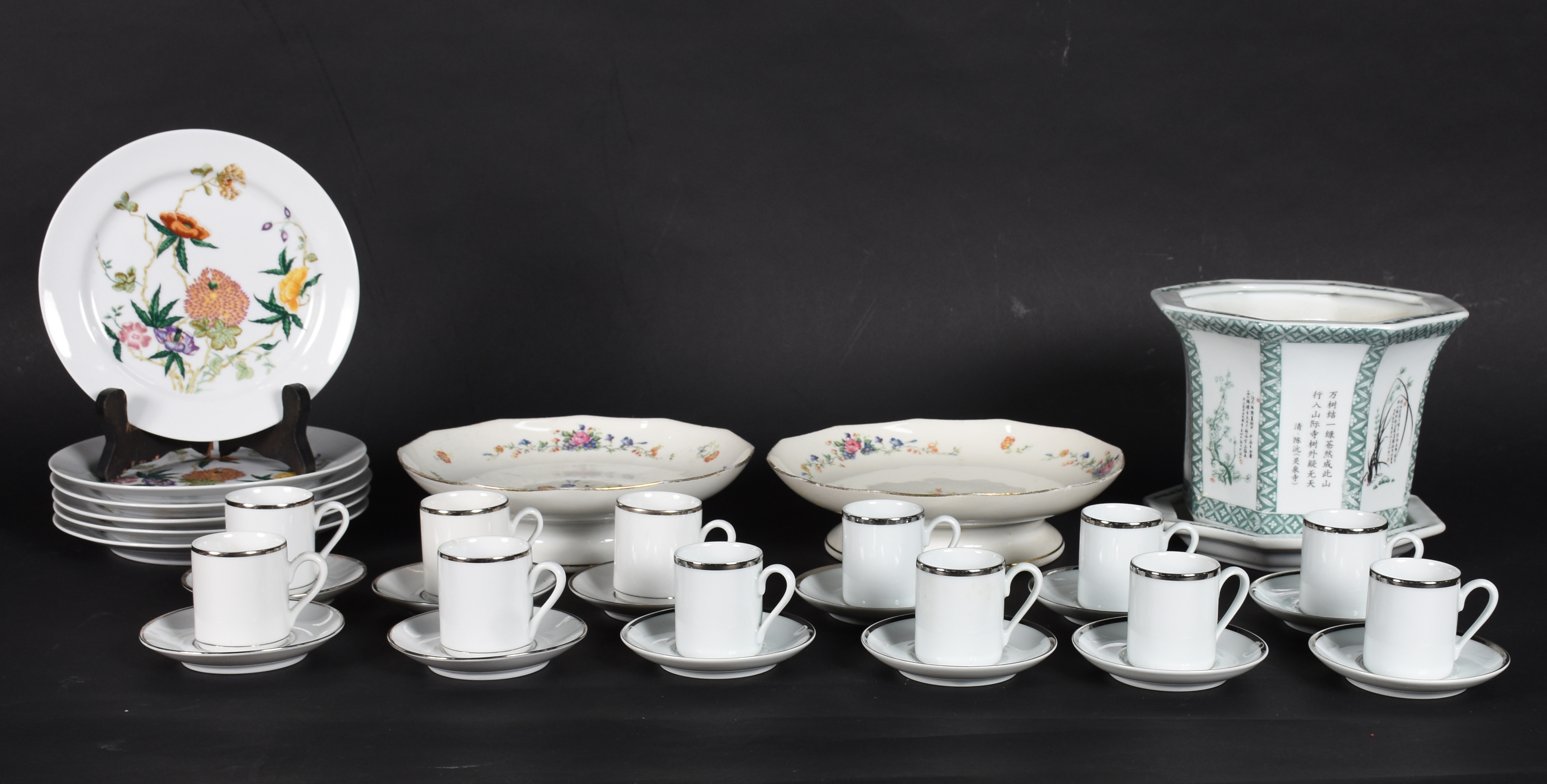 Diversas peças de porcelana sendo, 12 xícaras de cafe com pires... - foto 2 de 10