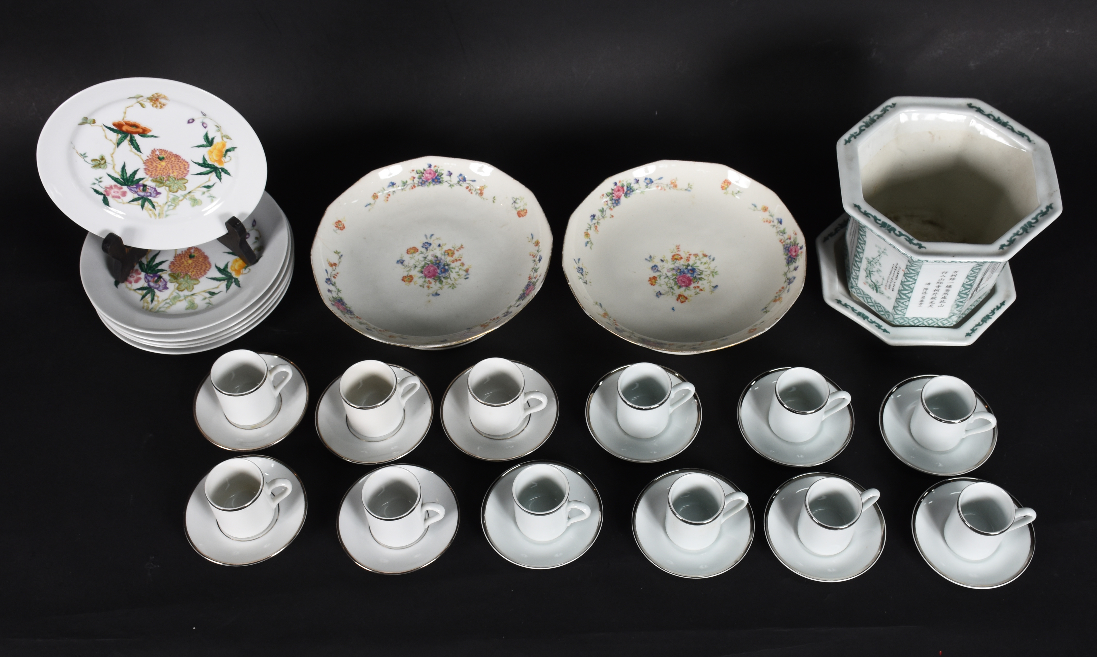 Diversas peças de porcelana sendo, 12 xícaras de cafe com pires... - foto 3 de 10