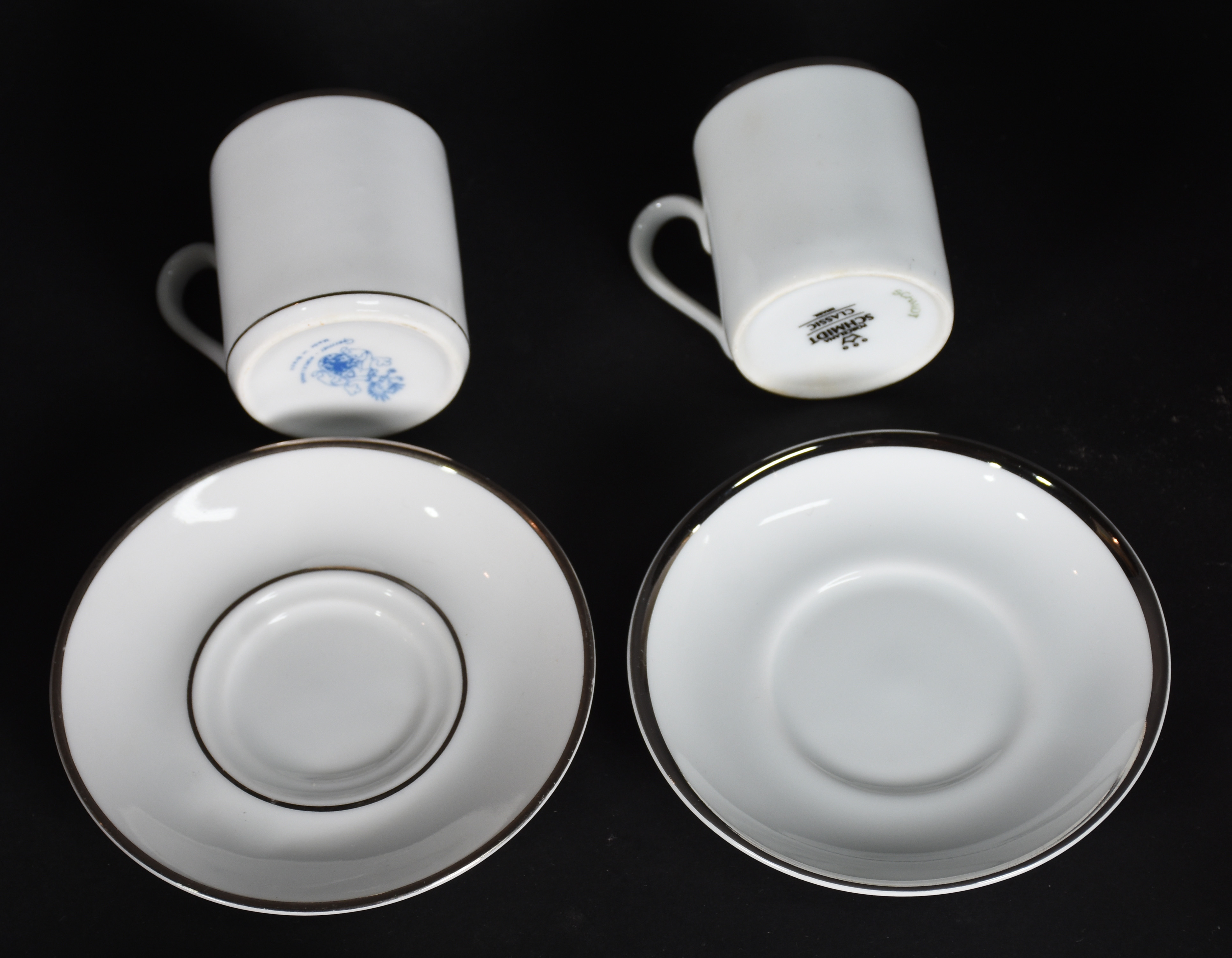Diversas peças de porcelana sendo, 12 xícaras de cafe com pires... - foto 4 de 10