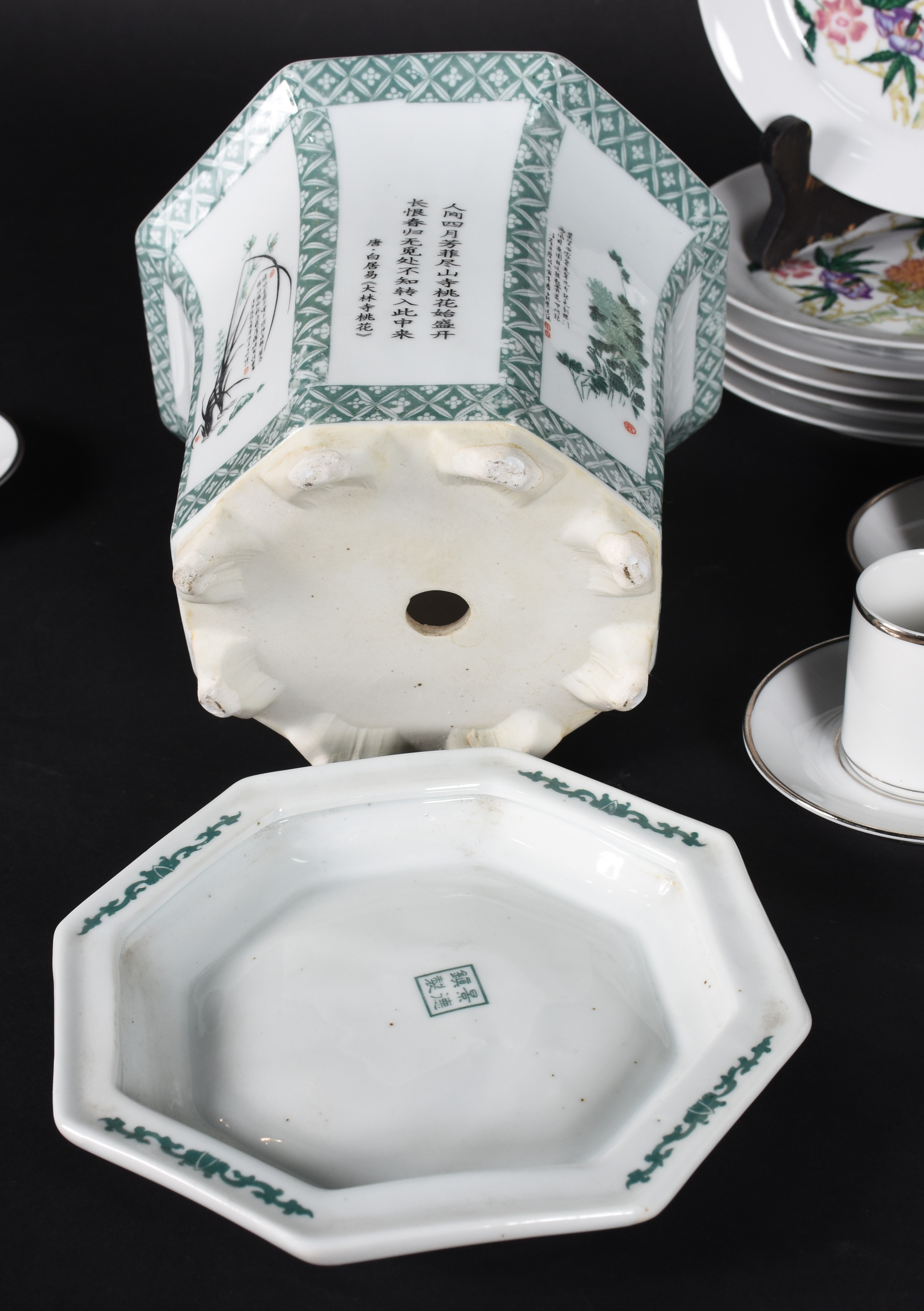 Diversas peças de porcelana sendo, 12 xícaras de cafe com pires... - foto 9 de 10