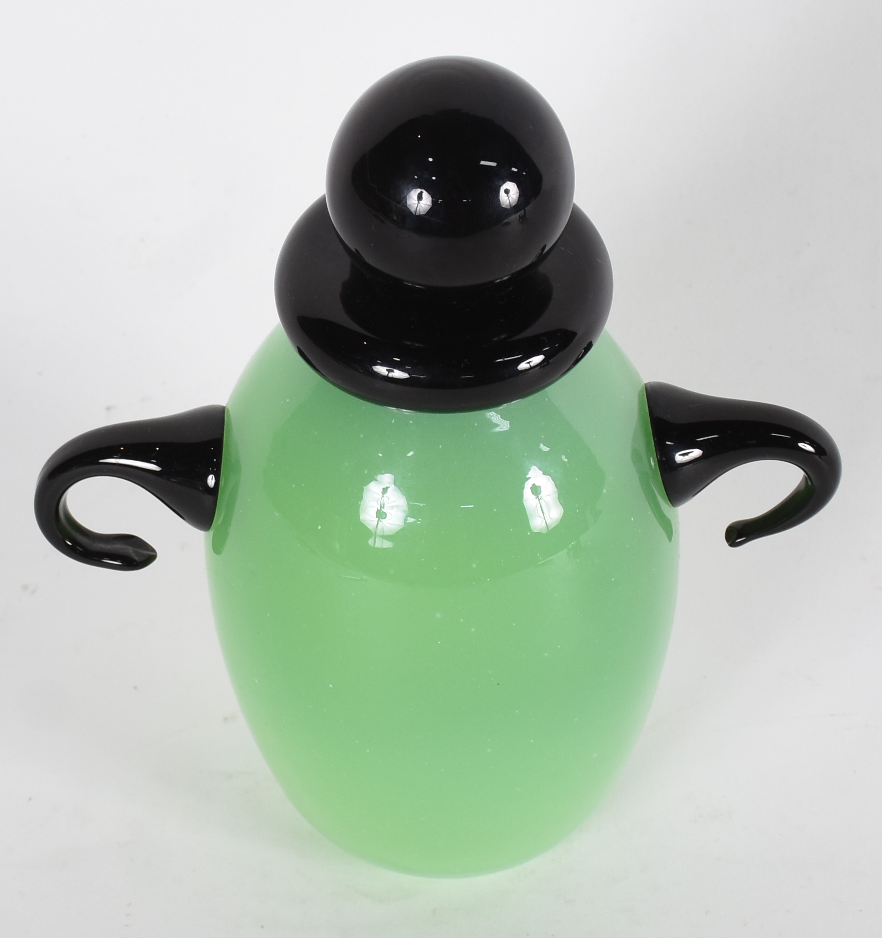 Vaso artístico de murano na cor verde com 2 alças e tampa na cor... - foto 1 de 3