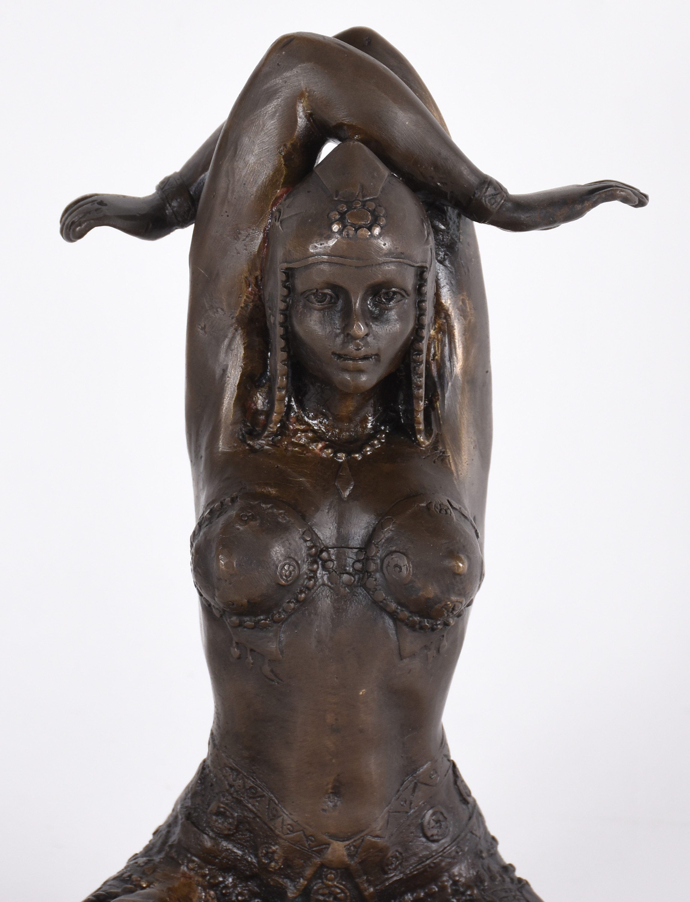 Escultura em bronze com base de mármore preto. Deusa Hindu em posição... - foto 3 de 3