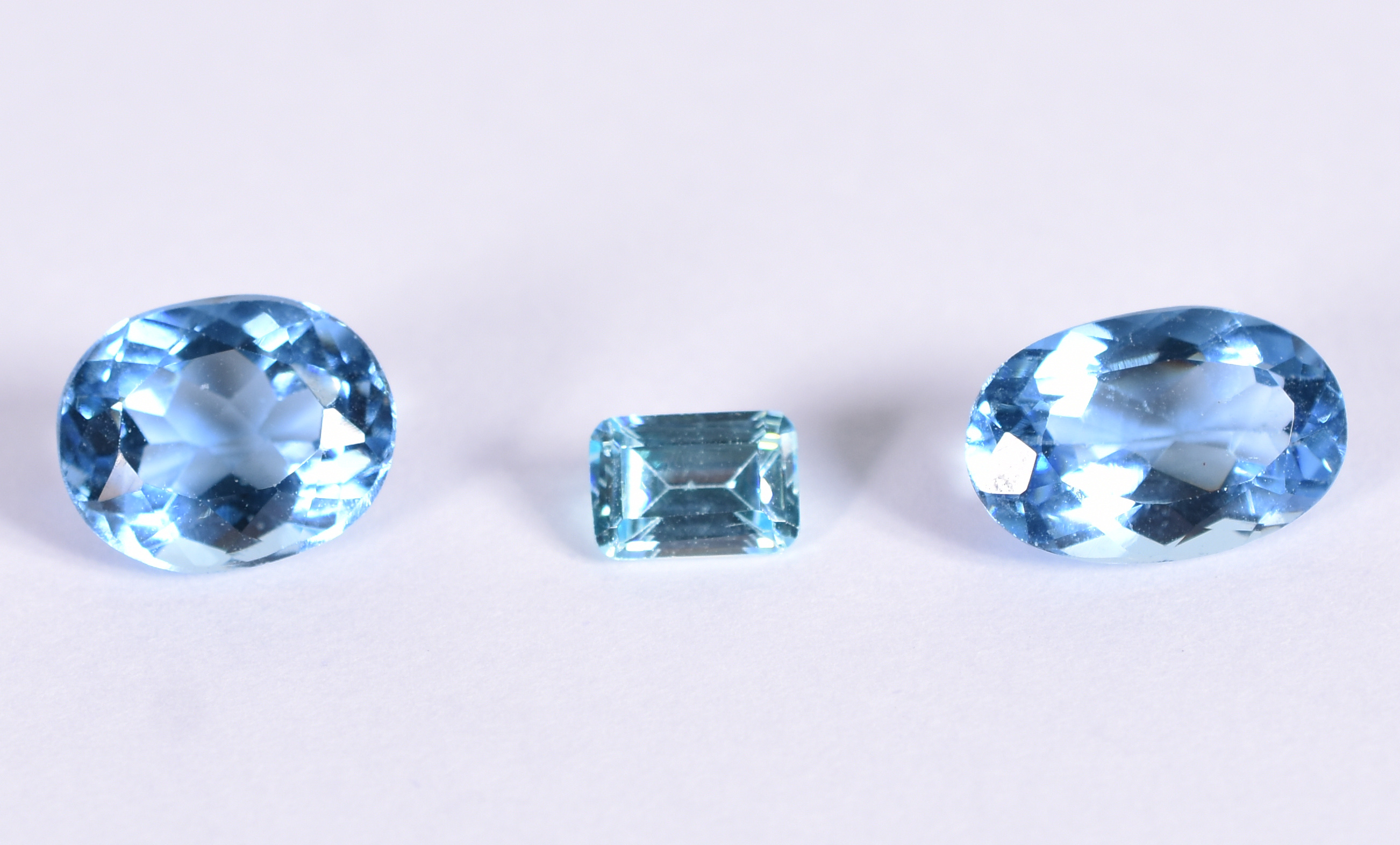Conjunto com três pedras de topázio azul. (Por questão de segurança a... - foto 2 de 2