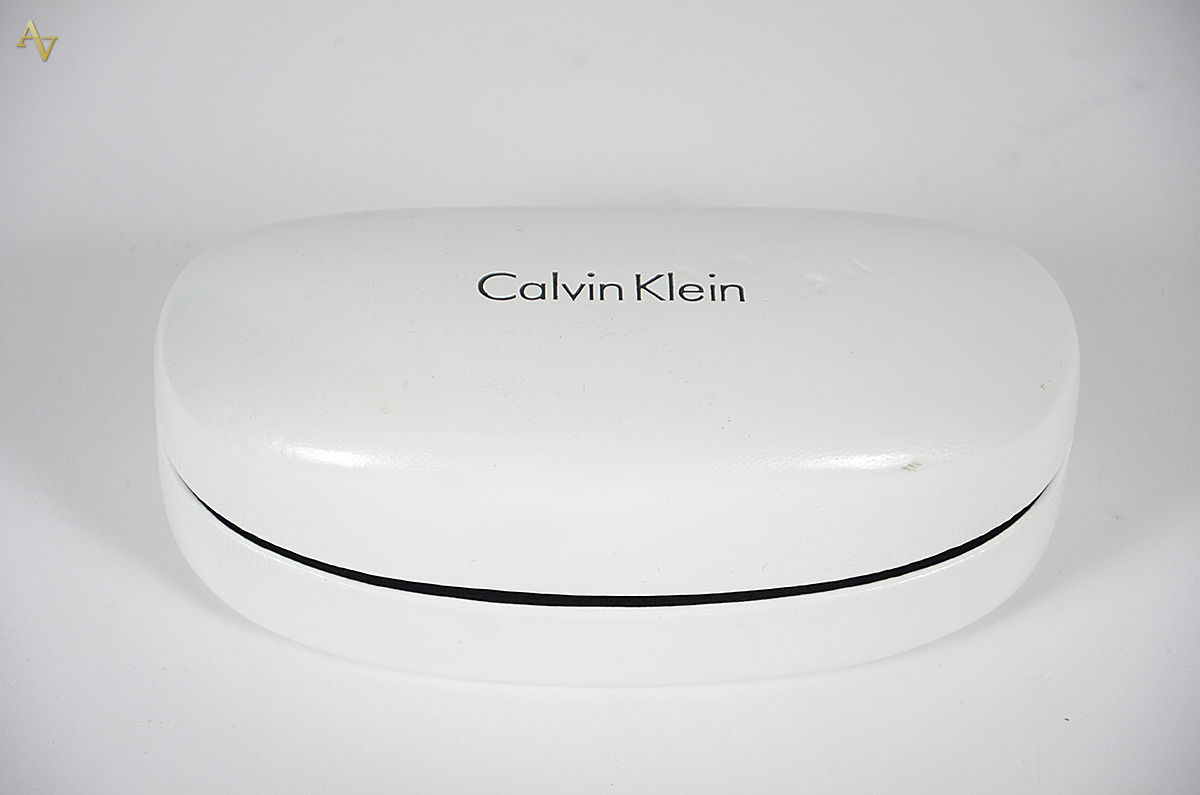 CALVIN KLEIN - Óculos escuros, estojo original e sem uso. - foto 4 de 4