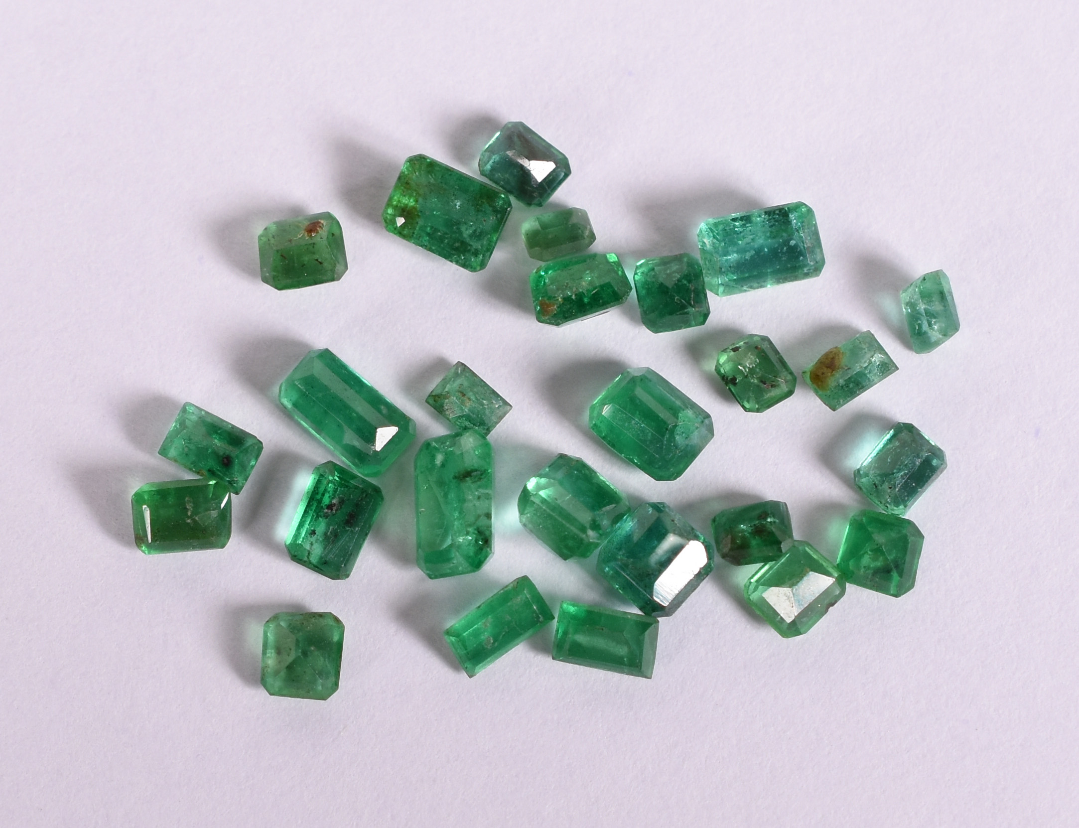 Conjunto com 25 pedras turmalinas verdes. (Por questão de segurança a... - foto 1 de 2