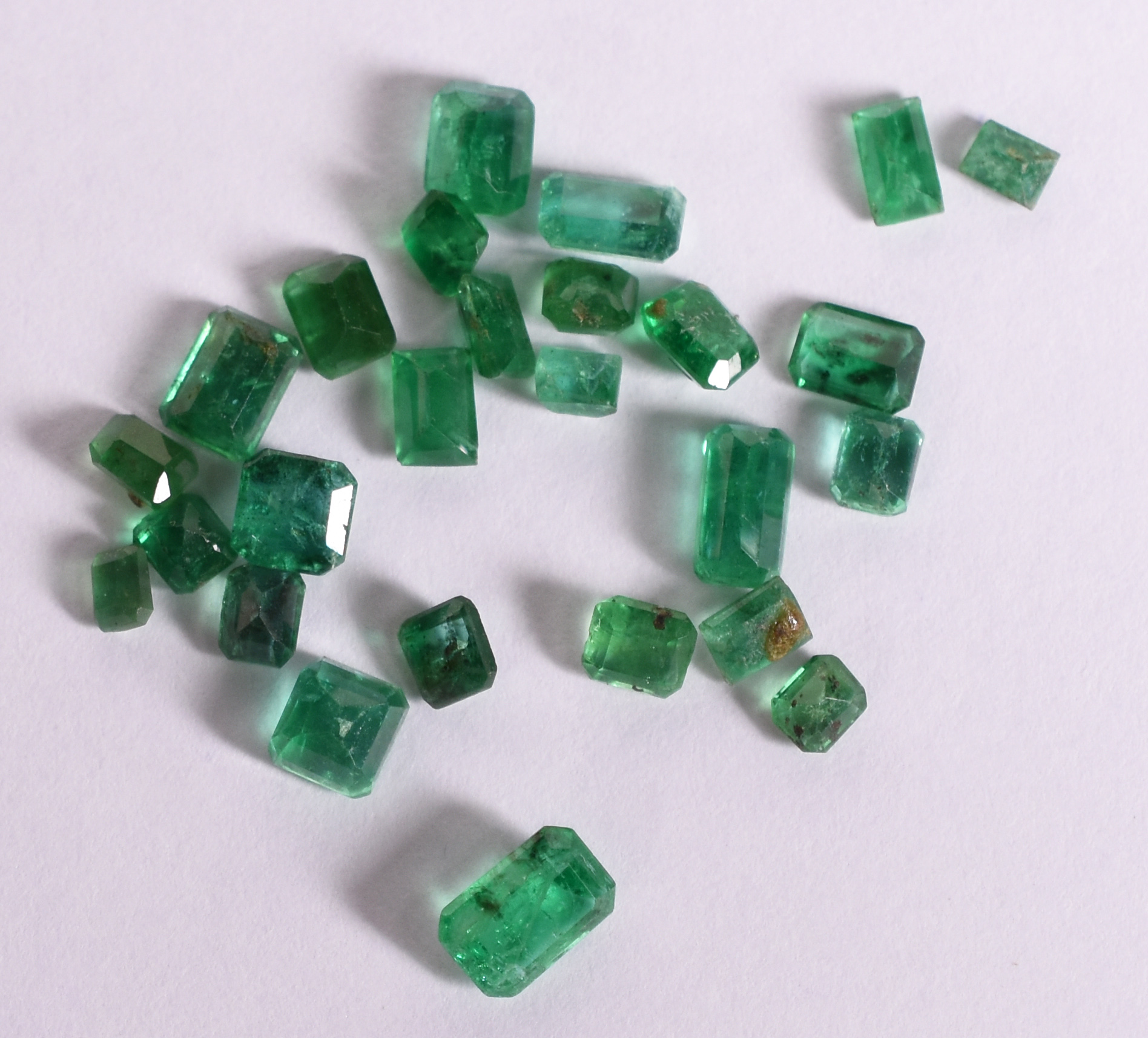 Conjunto com 25 pedras turmalinas verdes. (Por questão de segurança a... - foto 2 de 2
