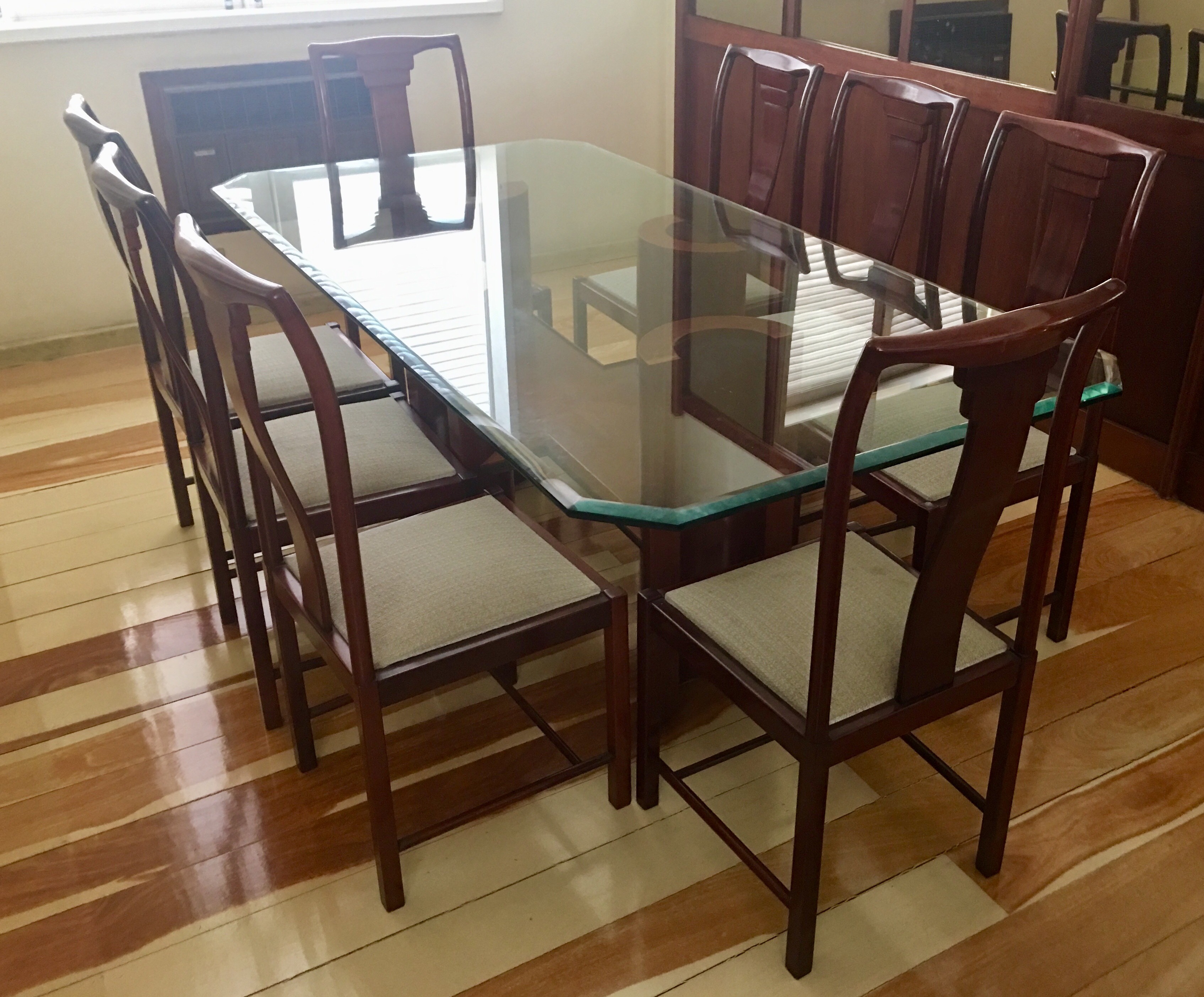Mesa de jantar com tampo de cristal bisotado, cantos chanfrados, base... - foto 1 de 7