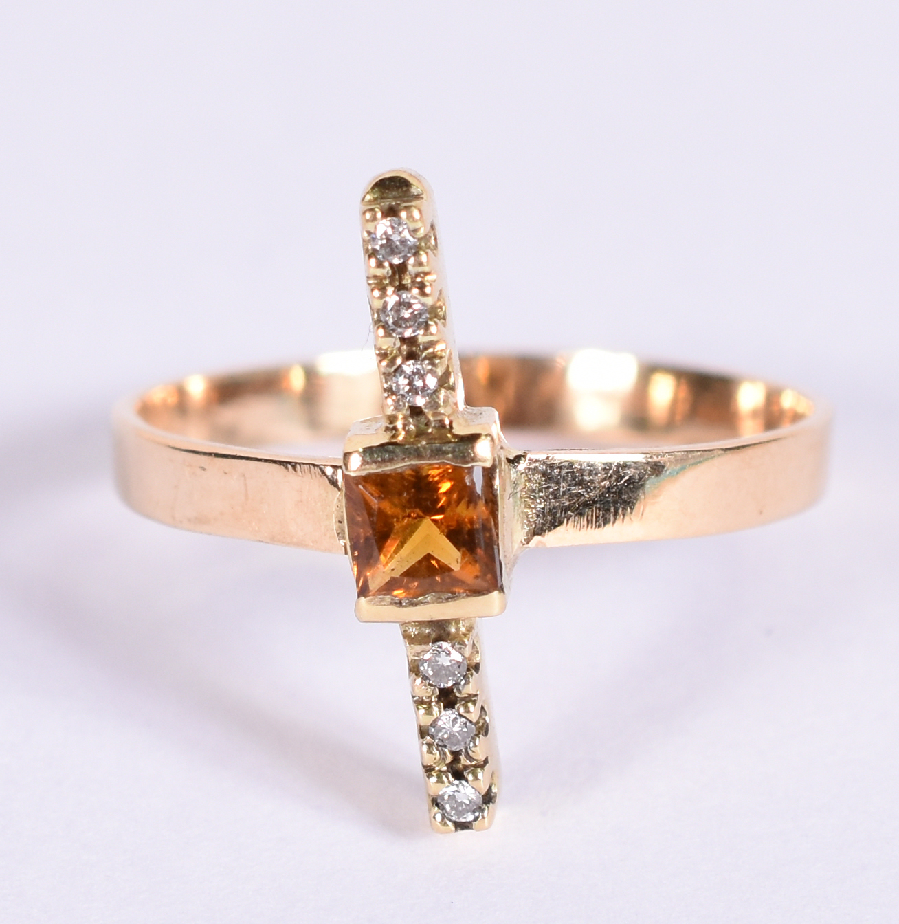 Anel de ouro 18k com turmalina ambar e brilhantes, aro 20. (Por... - foto 1 de 3