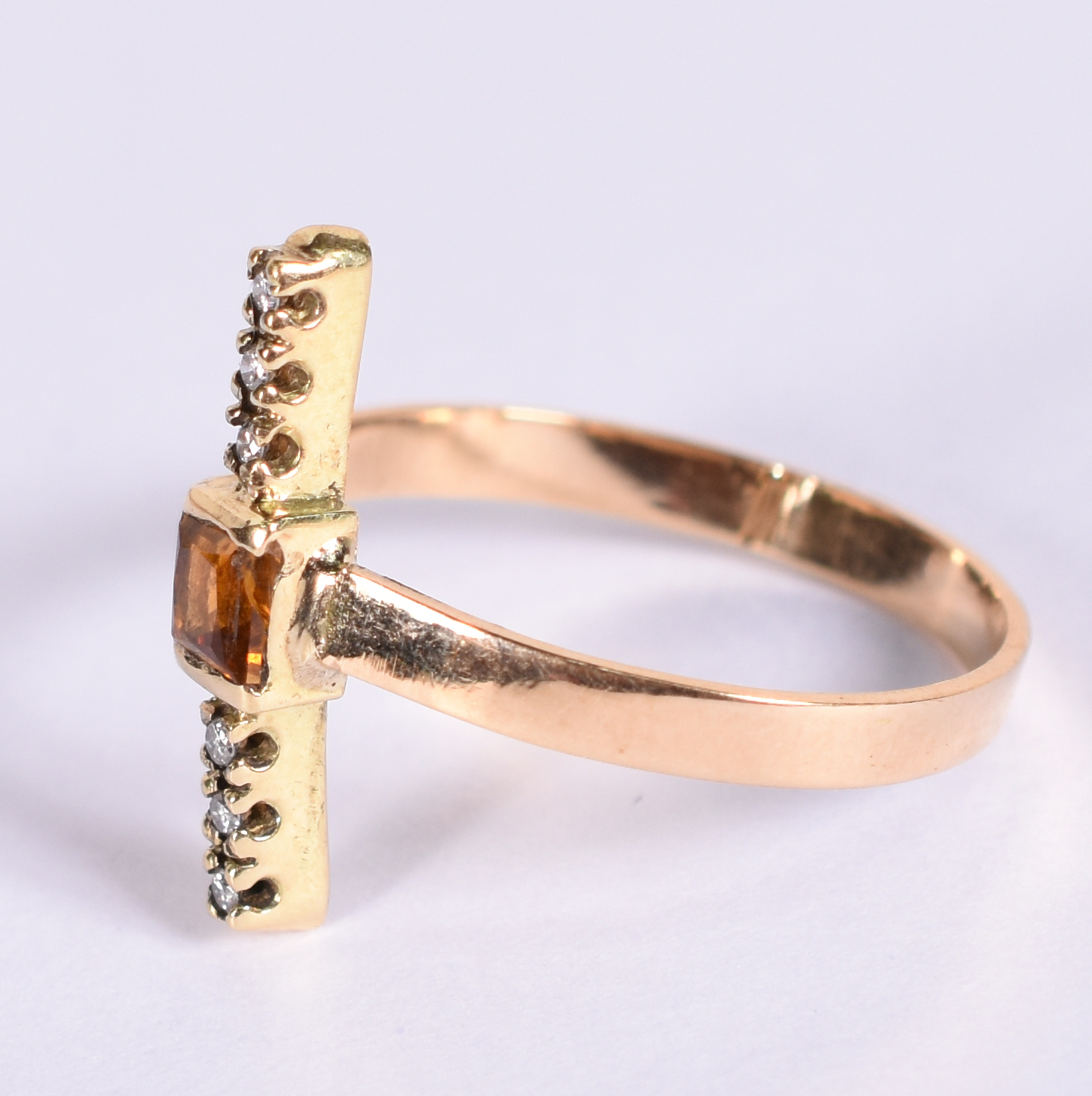 Anel de ouro 18k com turmalina ambar e brilhantes, aro 20. (Por... - foto 2 de 3
