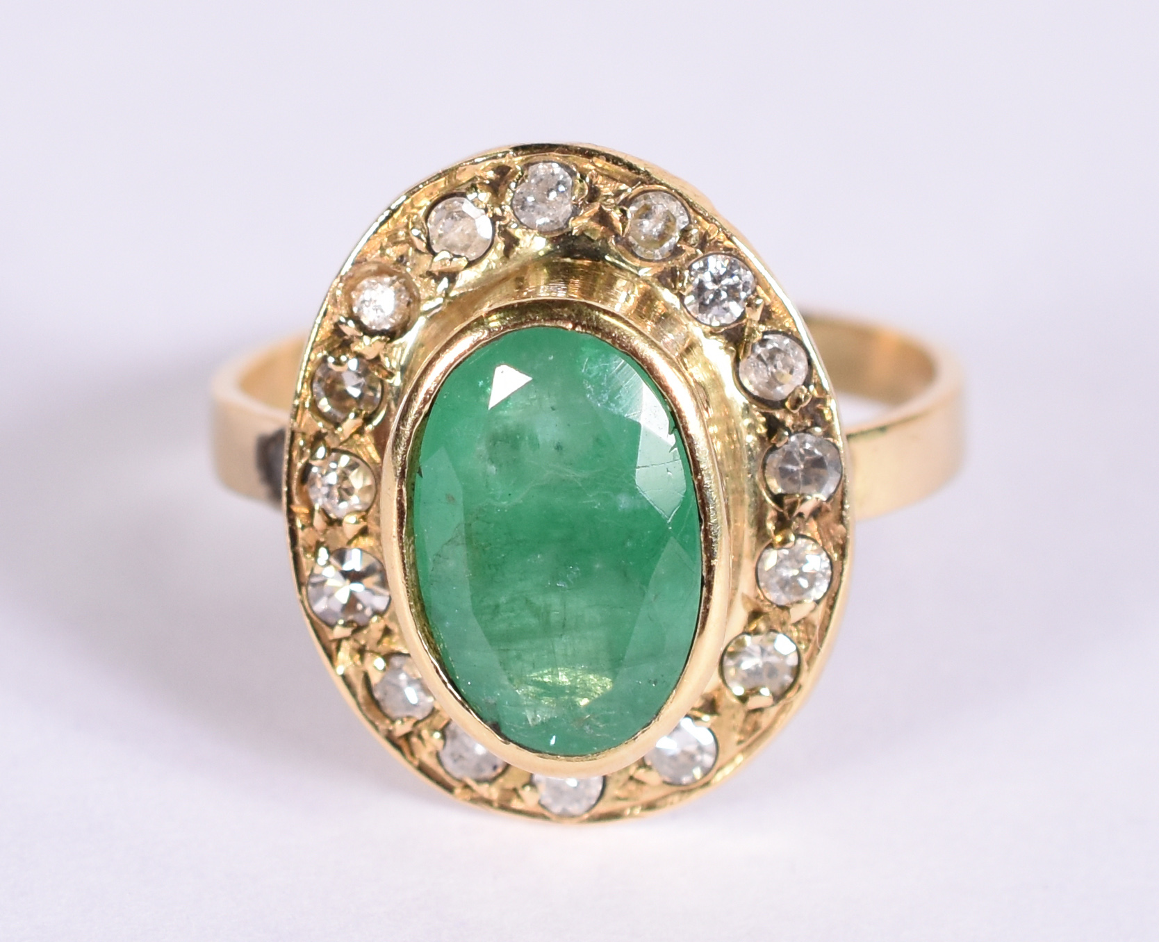 Anel de ouro 18 k com 1 esmeralda verde e 17 brilhantes, aro 19. (Por... - foto 1 de 3