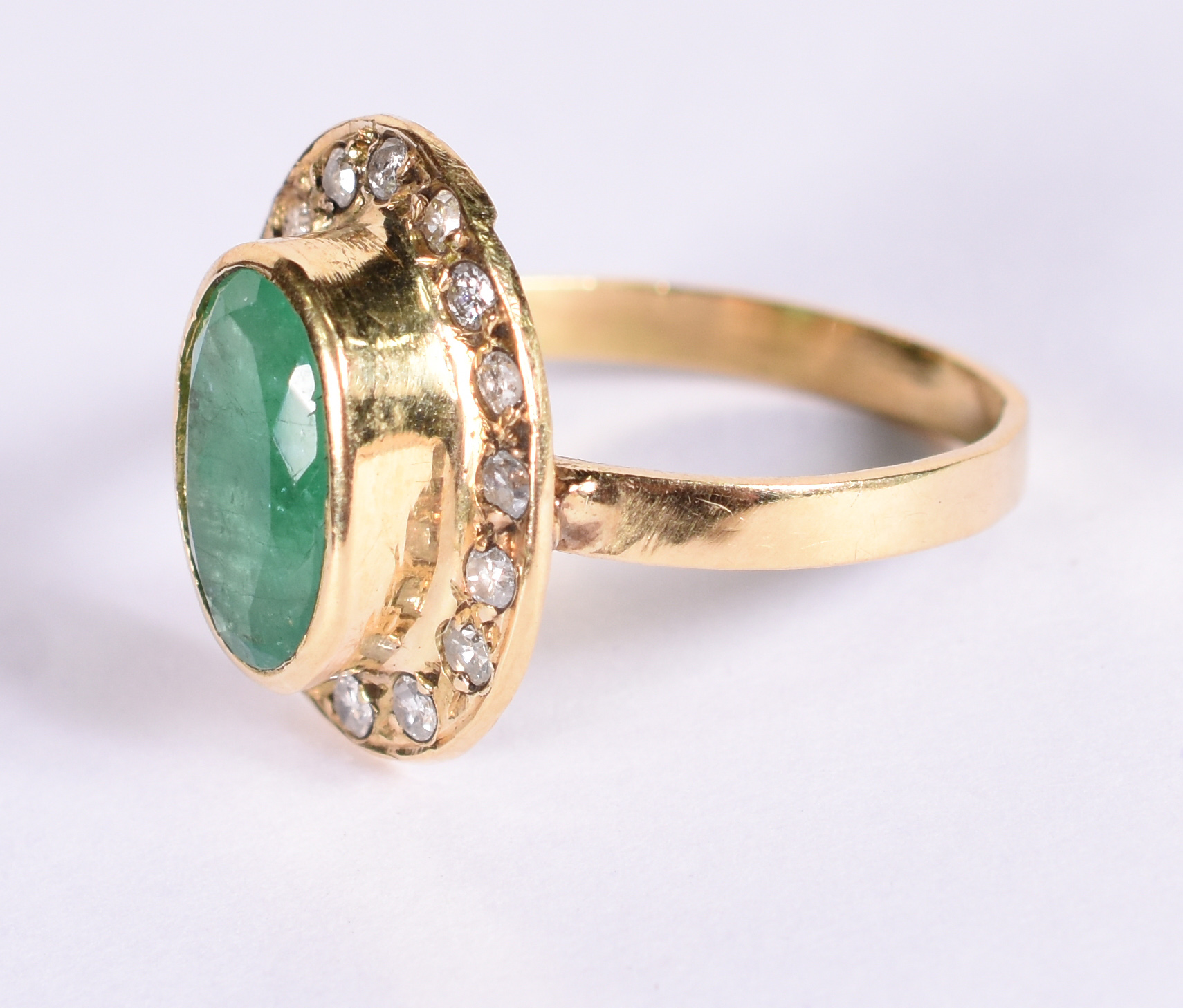 Anel de ouro 18 k com 1 esmeralda verde e 17 brilhantes, aro 19. (Por... - foto 2 de 3