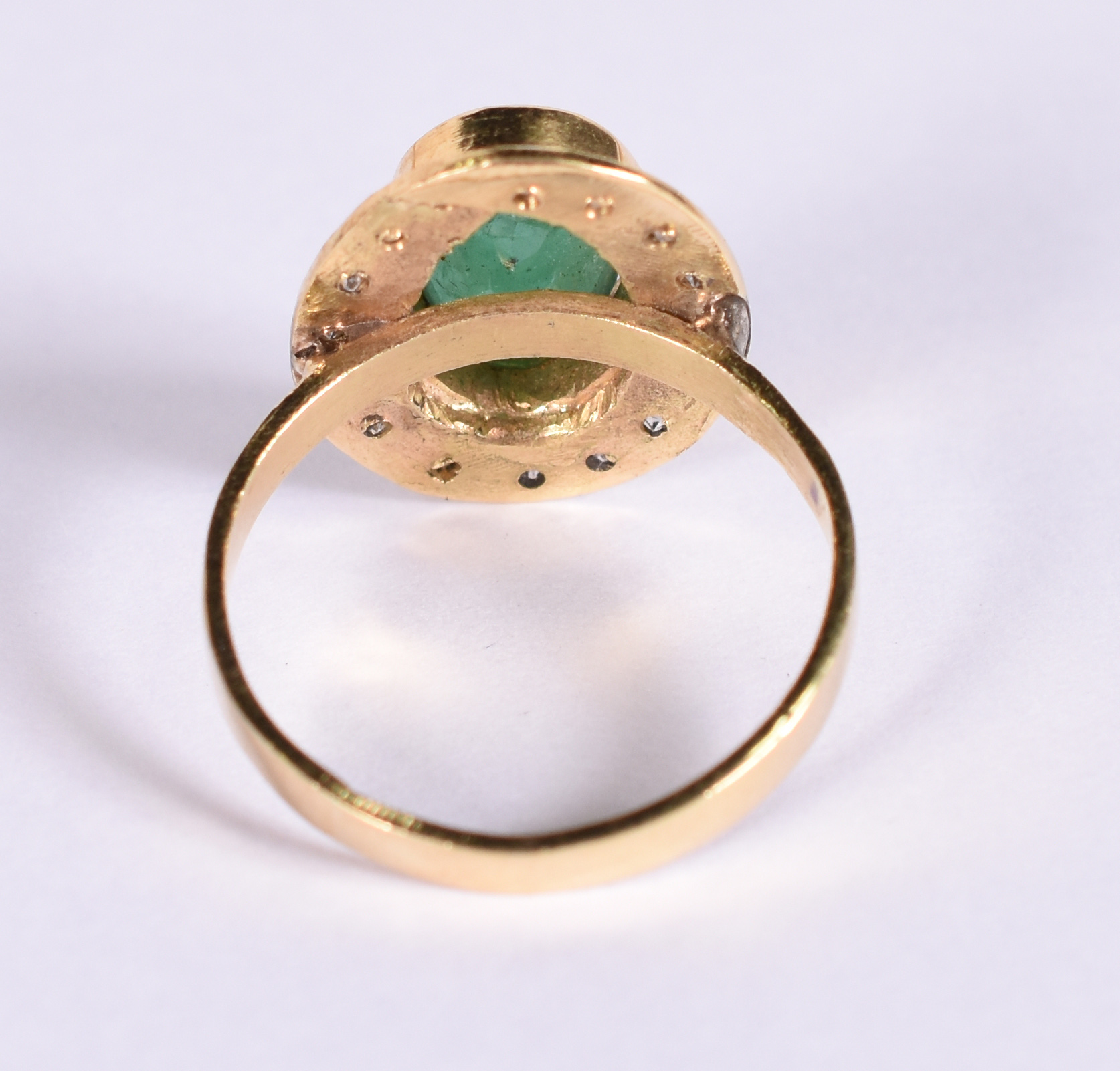 Anel de ouro 18 k com 1 esmeralda verde e 17 brilhantes, aro 19. (Por... - foto 3 de 3