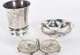 Tres peças diversas de prata, sendo: Saleiro du... - Tres peças diversas de prata, sendo: Saleiro duplo com recipiente de cristal e duas colherinhas; pequeno bowl de prata Sterling 925 msl e copo d...