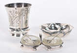 Tres peças diversas de prata, sendo: Saleiro du... - Tres peças diversas de prata, sendo: Saleiro duplo com recipiente de cristal e duas colherinhas; pequeno bowl de prata Sterling 925 msl e copo d...