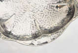 Tres peças diversas de prata, sendo: Saleiro du... - Tres peças diversas de prata, sendo: Saleiro duplo com recipiente de cristal e duas colherinhas; pequeno bowl de prata Sterling 925 msl e copo d...