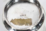 Tres peças diversas de prata, sendo: Saleiro du... - Tres peças diversas de prata, sendo: Saleiro duplo com recipiente de cristal e duas colherinhas; pequeno bowl de prata Sterling 925 msl e copo d...