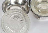 Tres peças diversas de prata, sendo: Saleiro du... - Tres peças diversas de prata, sendo: Saleiro duplo com recipiente de cristal e duas colherinhas; pequeno bowl de prata Sterling 925 msl e copo d...