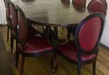Mesa de jantar de madeira nobre, tampo feitio o... - Mesa de jantar de madeira nobre, tampo feitio oval (com tábua extensora), apoio sobre coluna balaústre terminando em quatro pernas recurvas e po...
