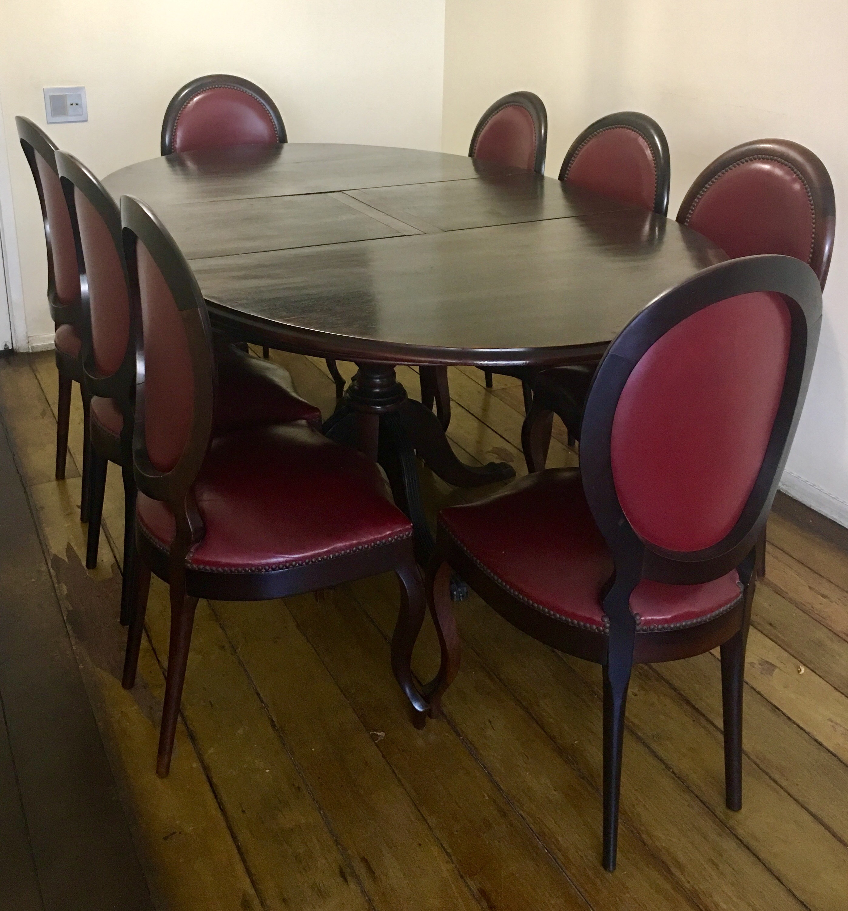 Mesa de jantar de madeira nobre, tampo feitio oval (com tábua... - foto 1 de 7