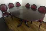 Mesa de jantar de madeira nobre, tampo feitio o... - Mesa de jantar de madeira nobre, tampo feitio oval (com tábua extensora), apoio sobre coluna balaústre terminando em quatro pernas recurvas e po...