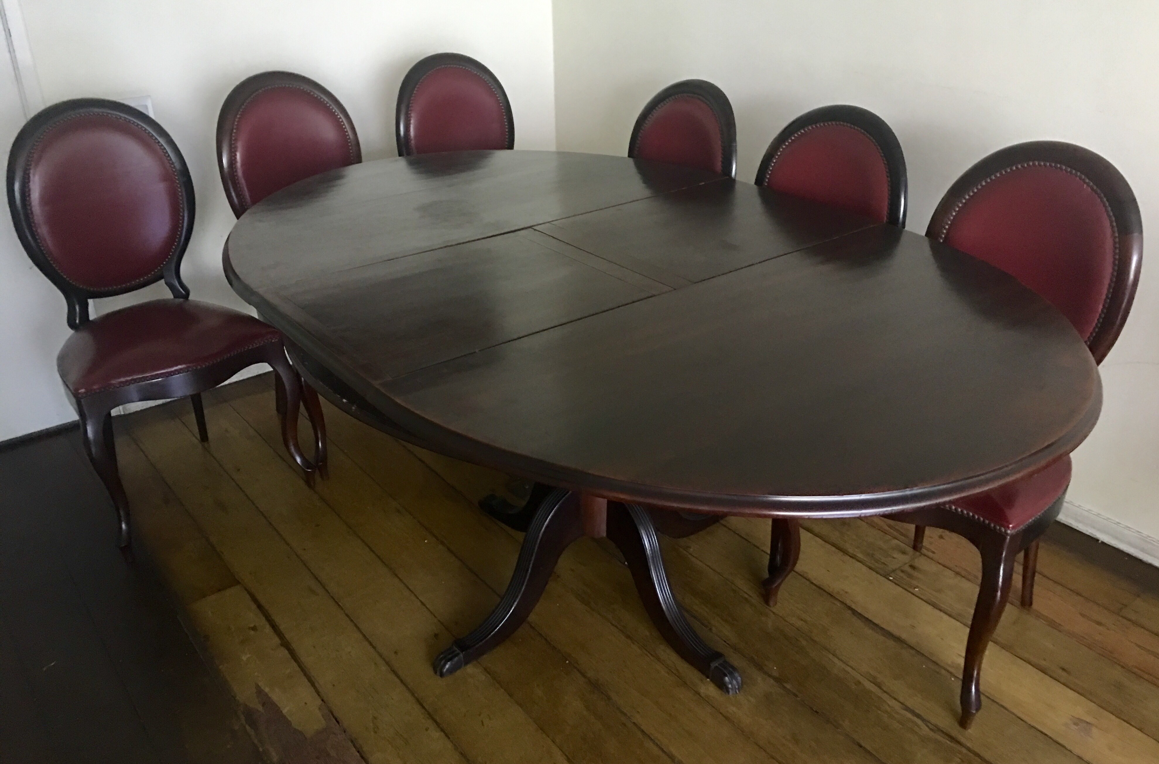 Mesa de jantar de madeira nobre, tampo feitio oval (com tábua... - foto 2 de 7