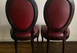 Mesa de jantar de madeira nobre, tampo feitio o... - Mesa de jantar de madeira nobre, tampo feitio oval (com tábua extensora), apoio sobre coluna balaústre terminando em quatro pernas recurvas e po...
