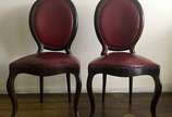 Mesa de jantar de madeira nobre, tampo feitio o... - Mesa de jantar de madeira nobre, tampo feitio oval (com tábua extensora), apoio sobre coluna balaústre terminando em quatro pernas recurvas e po...