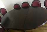 Mesa de jantar de madeira nobre, tampo feitio o... - Mesa de jantar de madeira nobre, tampo feitio oval (com tábua extensora), apoio sobre coluna balaústre terminando em quatro pernas recurvas e po...