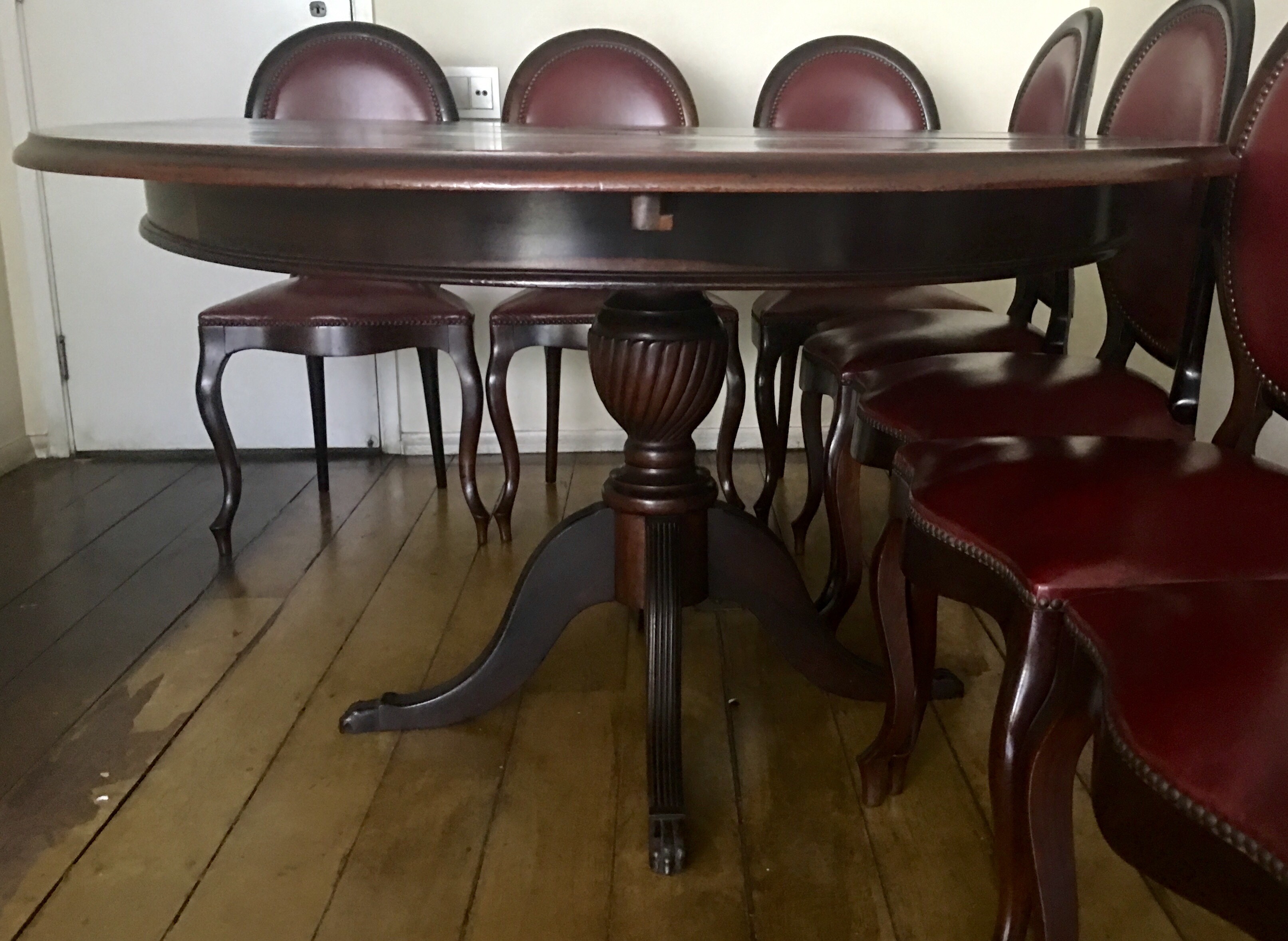 Mesa de jantar de madeira nobre, tampo feitio oval (com tábua... - foto 6 de 7