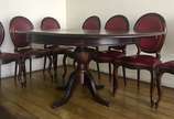 Mesa de jantar de madeira nobre, tampo feitio o... - Mesa de jantar de madeira nobre, tampo feitio oval (com tábua extensora), apoio sobre coluna balaústre terminando em quatro pernas recurvas e po...