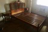 Conjunto de cama de casal e par de mesas de cab... - Conjunto de cama de casal e par de mesas de cabeceira de madeira nobre, estilo Luis XV. Cabeceira da cama forrada com palhinha e entalhes florai...