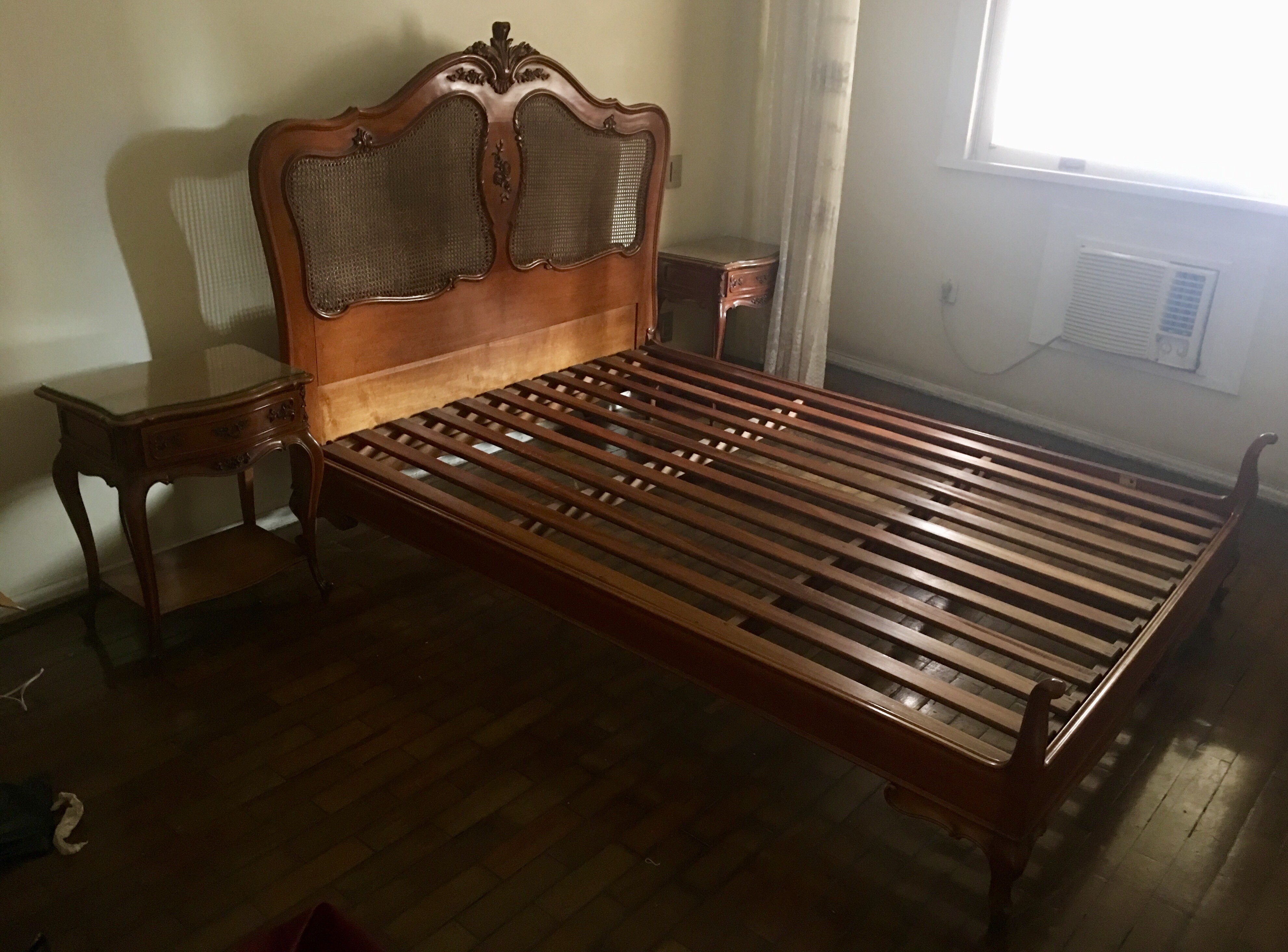 Conjunto de cama de casal e par de mesas de cabeceira de madeira... - foto 1 de 5
