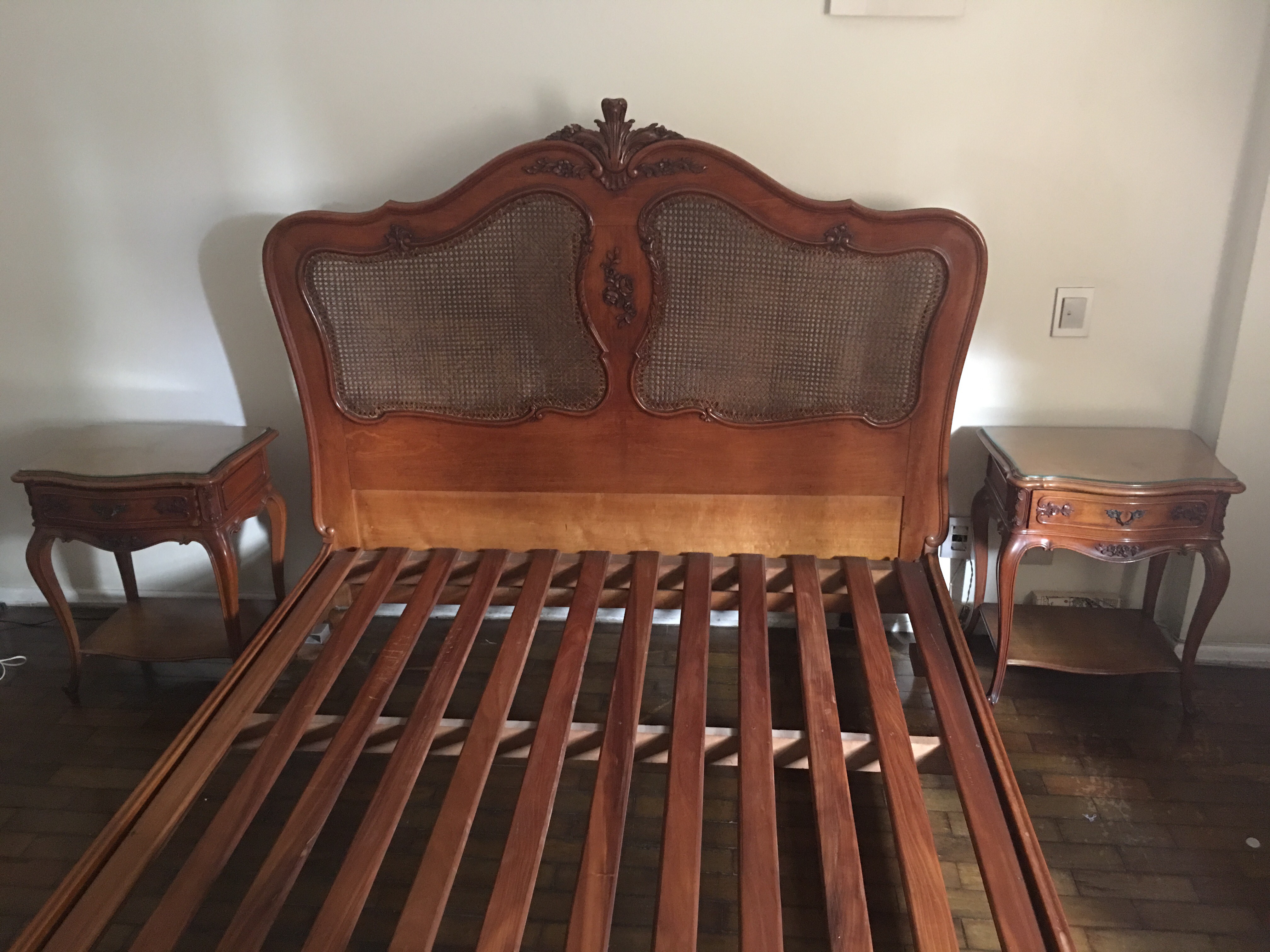 Conjunto de cama de casal e par de mesas de cabeceira de madeira... - foto 2 de 5