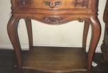 Conjunto de cama de casal e par de mesas de cab... - Conjunto de cama de casal e par de mesas de cabeceira de madeira nobre, estilo Luis XV. Cabeceira da cama forrada com palhinha e entalhes florai...