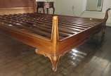 Conjunto de cama de casal e par de mesas de cab... - Conjunto de cama de casal e par de mesas de cabeceira de madeira nobre, estilo Luis XV. Cabeceira da cama forrada com palhinha e entalhes florai...