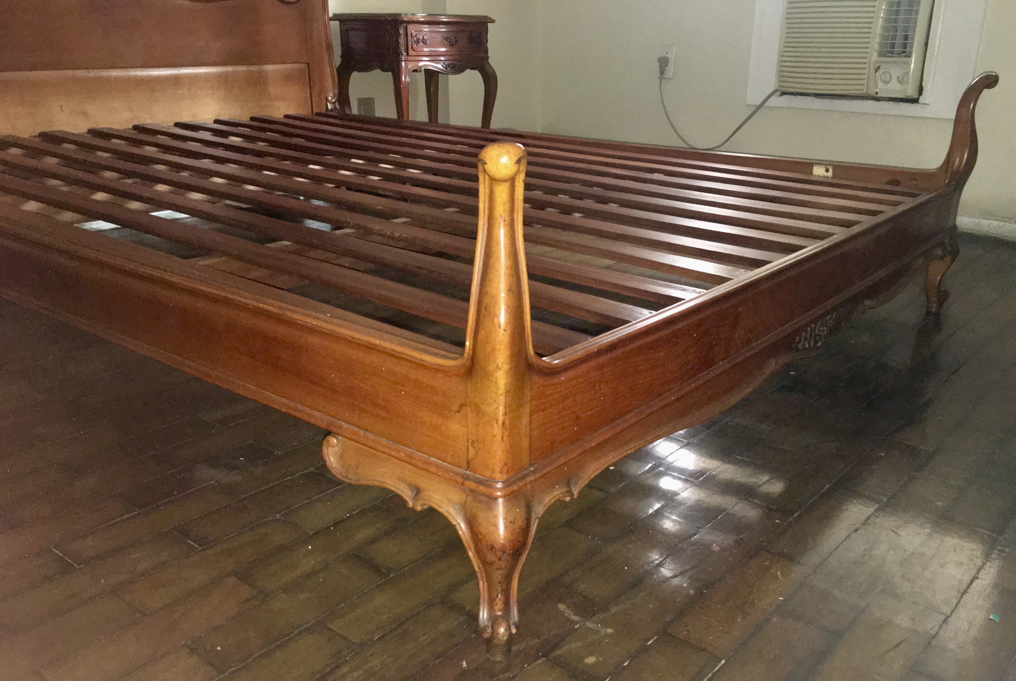 Conjunto de cama de casal e par de mesas de cabeceira de madeira... - foto 4 de 5