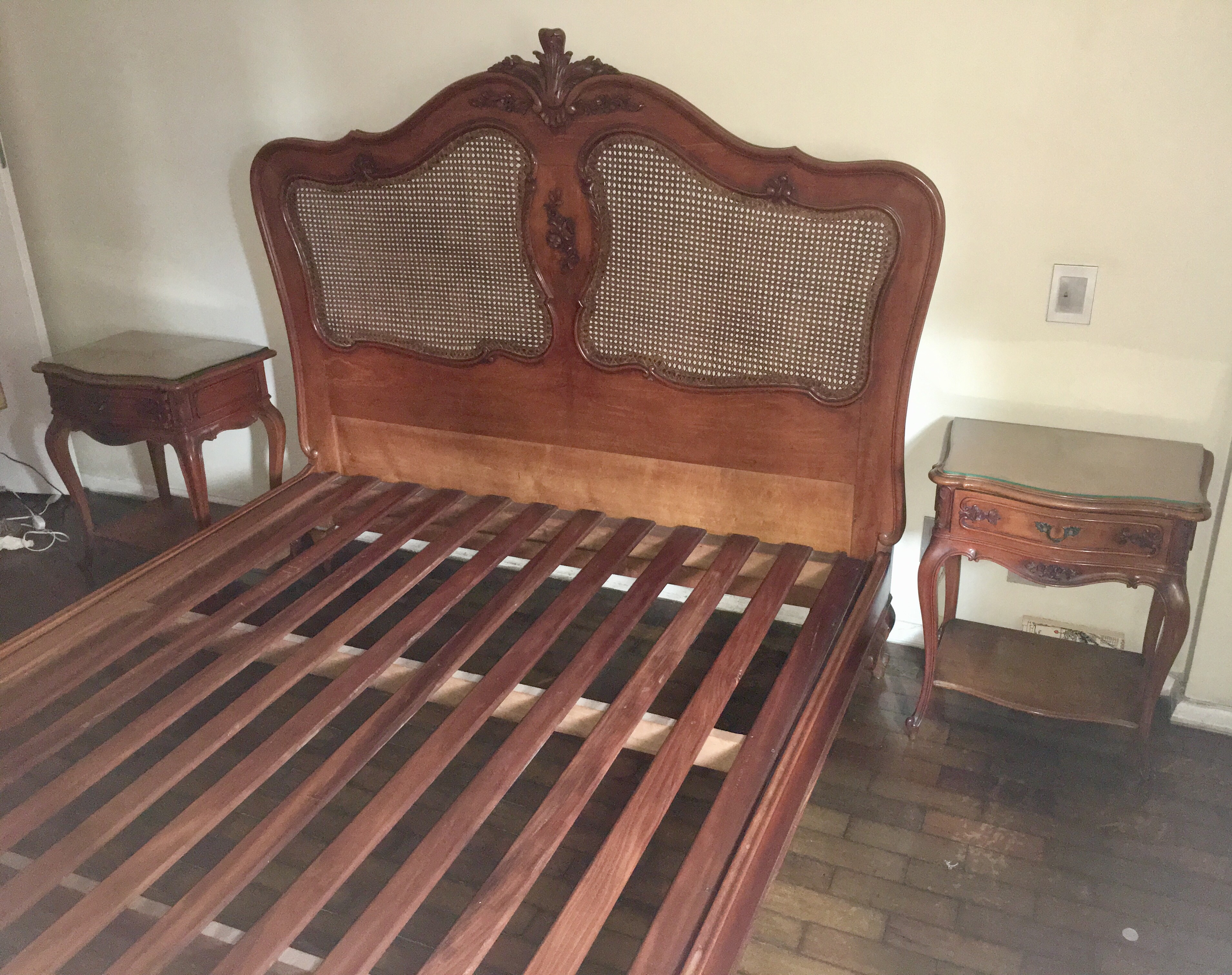 Conjunto de cama de casal e par de mesas de cabeceira de madeira... - foto 5 de 5
