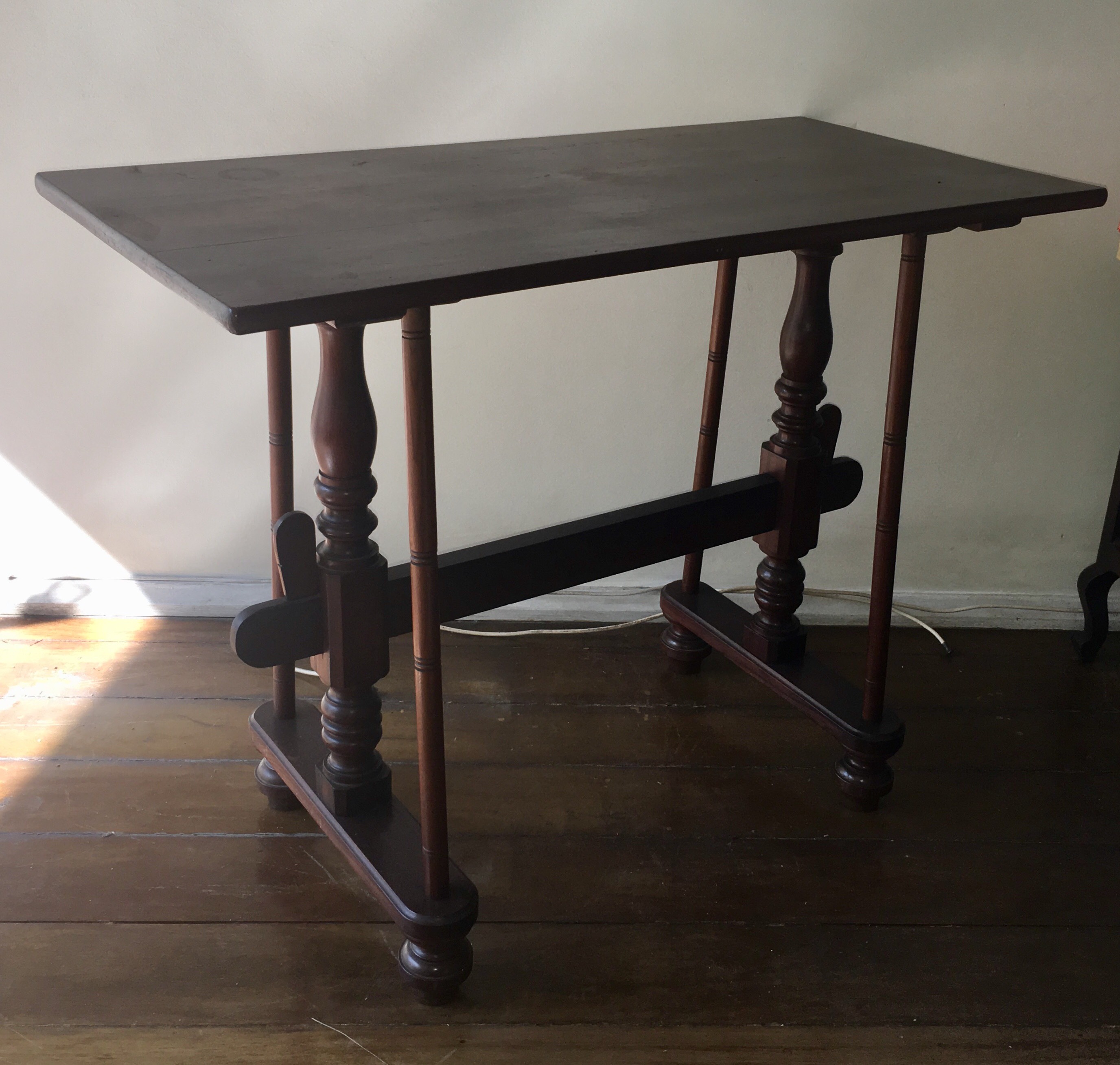 Mesa aparador de madeira nobre, tampo liso retangular, duas pernas... - foto 1 de 3