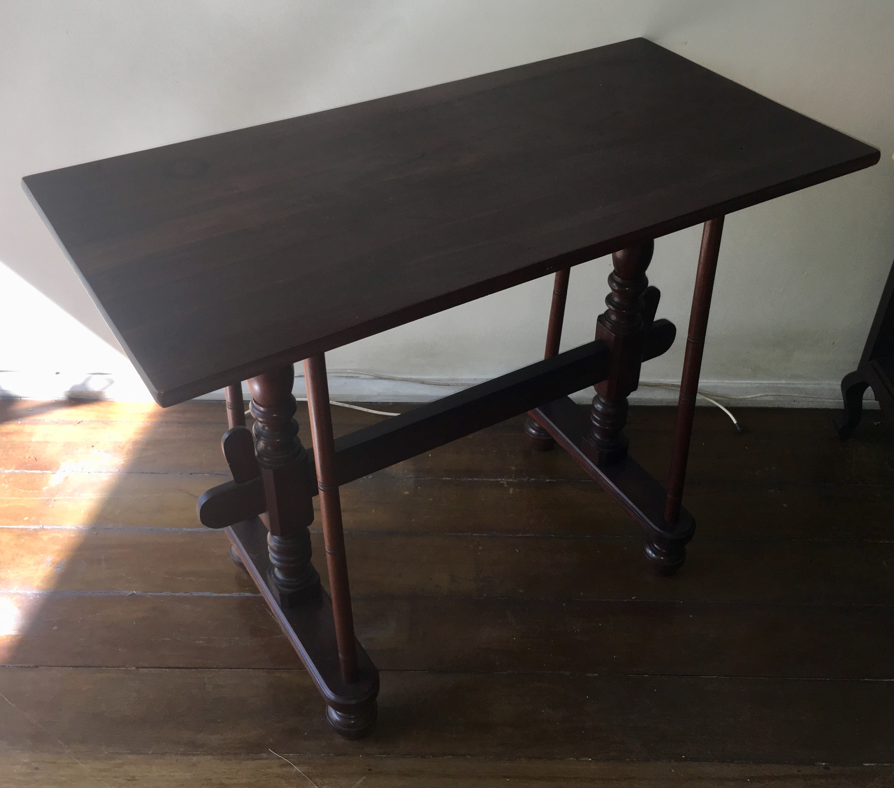 Mesa aparador de madeira nobre, tampo liso retangular, duas pernas... - foto 2 de 3